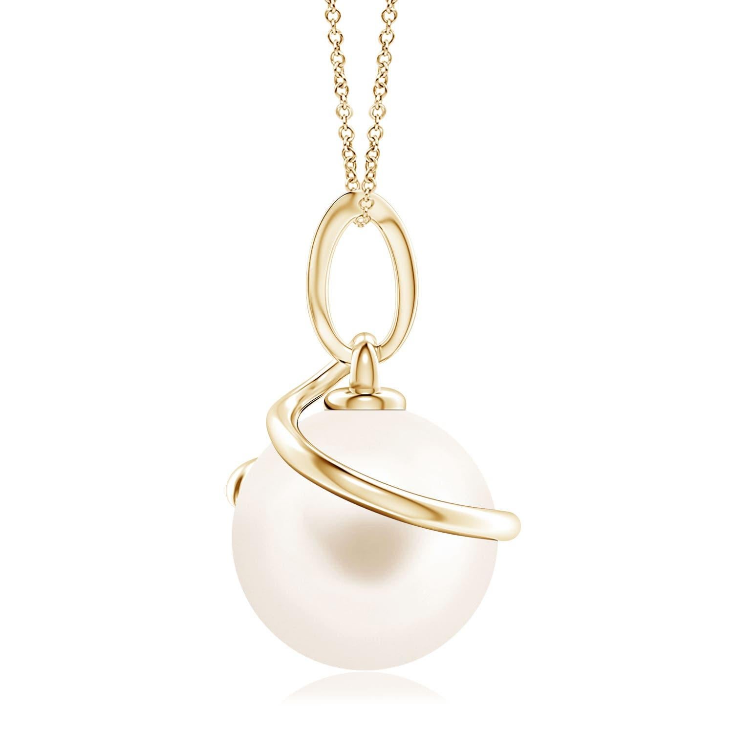 Donnez une touche d'élégance à vos looks avec ce pendentif en perles de culture d'eau douce, réalisé en or jaune 14k. La magnifique perle est entourée d'une boucle métallique en spirale et reliée à une balle sertie de diamants.
La perle de culture