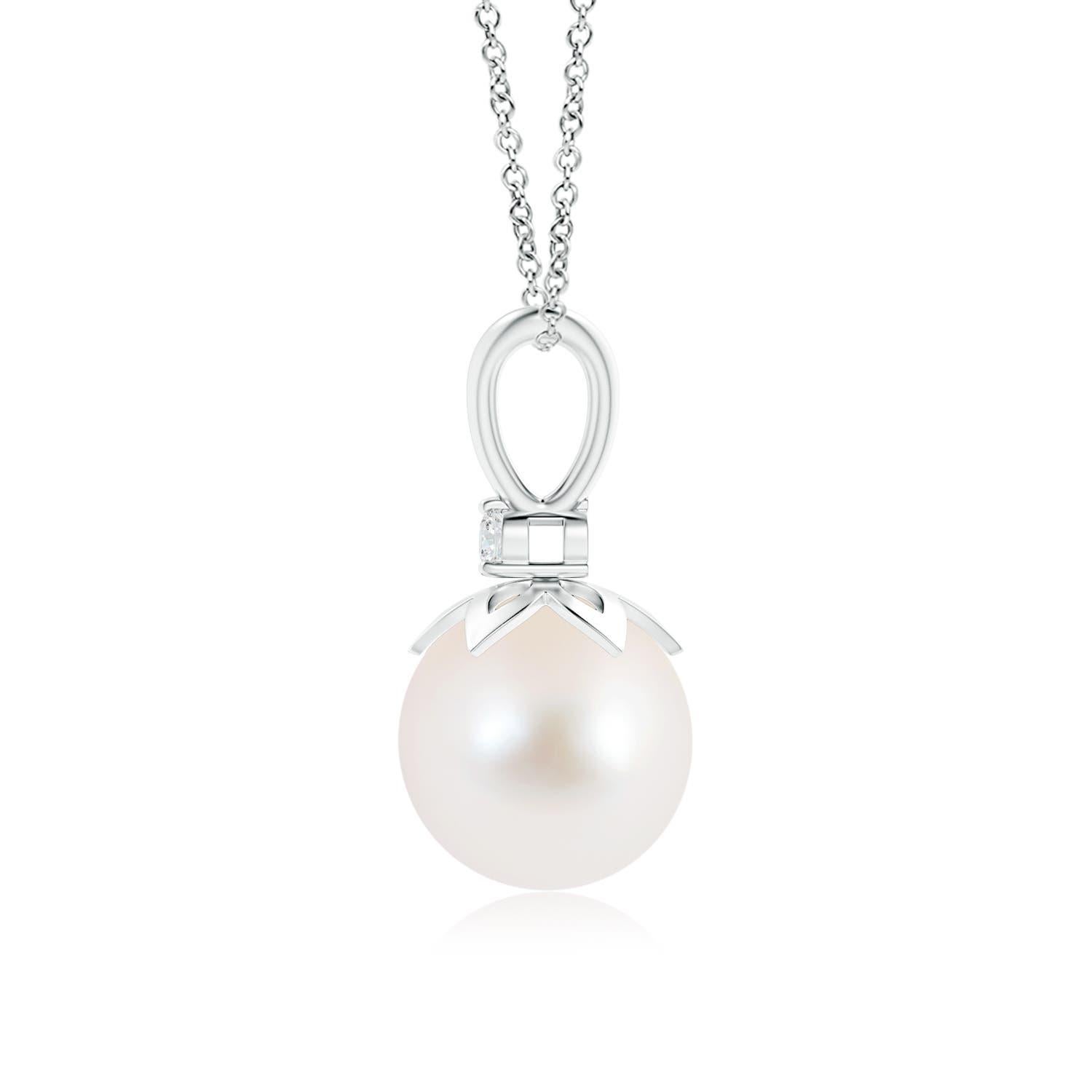 Appesa a una balla a V, la perla d'acqua dolce rotonda incastonata a pioli affascina con il suo classico colore bianco. Proprio sotto la balla si trova un accento di diamante incastonato che aggiunge bellezza a questo pendente di perle a goccia. Che