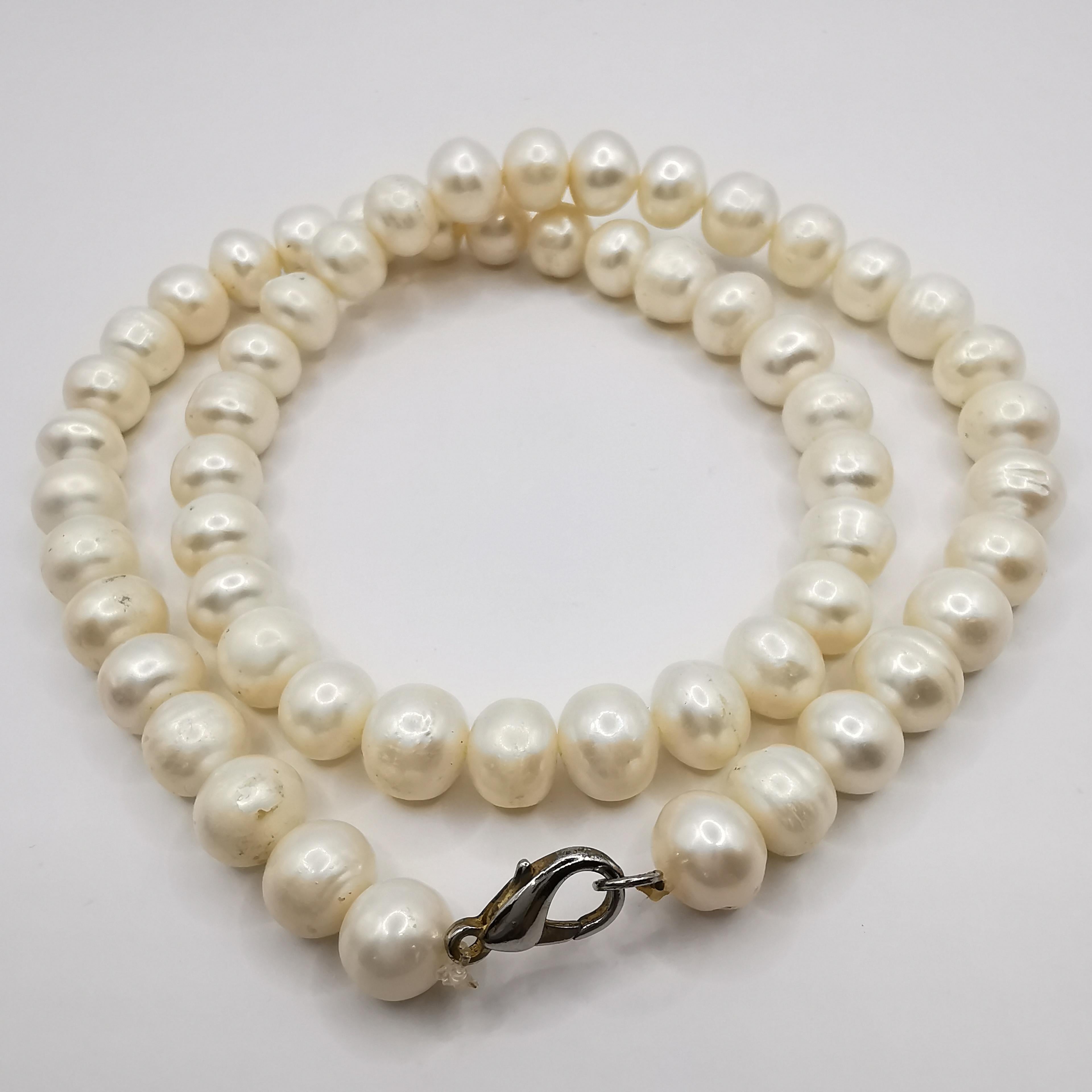 This elegant 18-inch necklace features a strand of 58 freshwater cultured pearls (8.5-10mm), comfortably secured with a lobster clasp. A perfect accessory for every occasion.

8.5-10mm Cultured Freshwater Pearls
Quantity: 58 pearls
Chain Length: 18