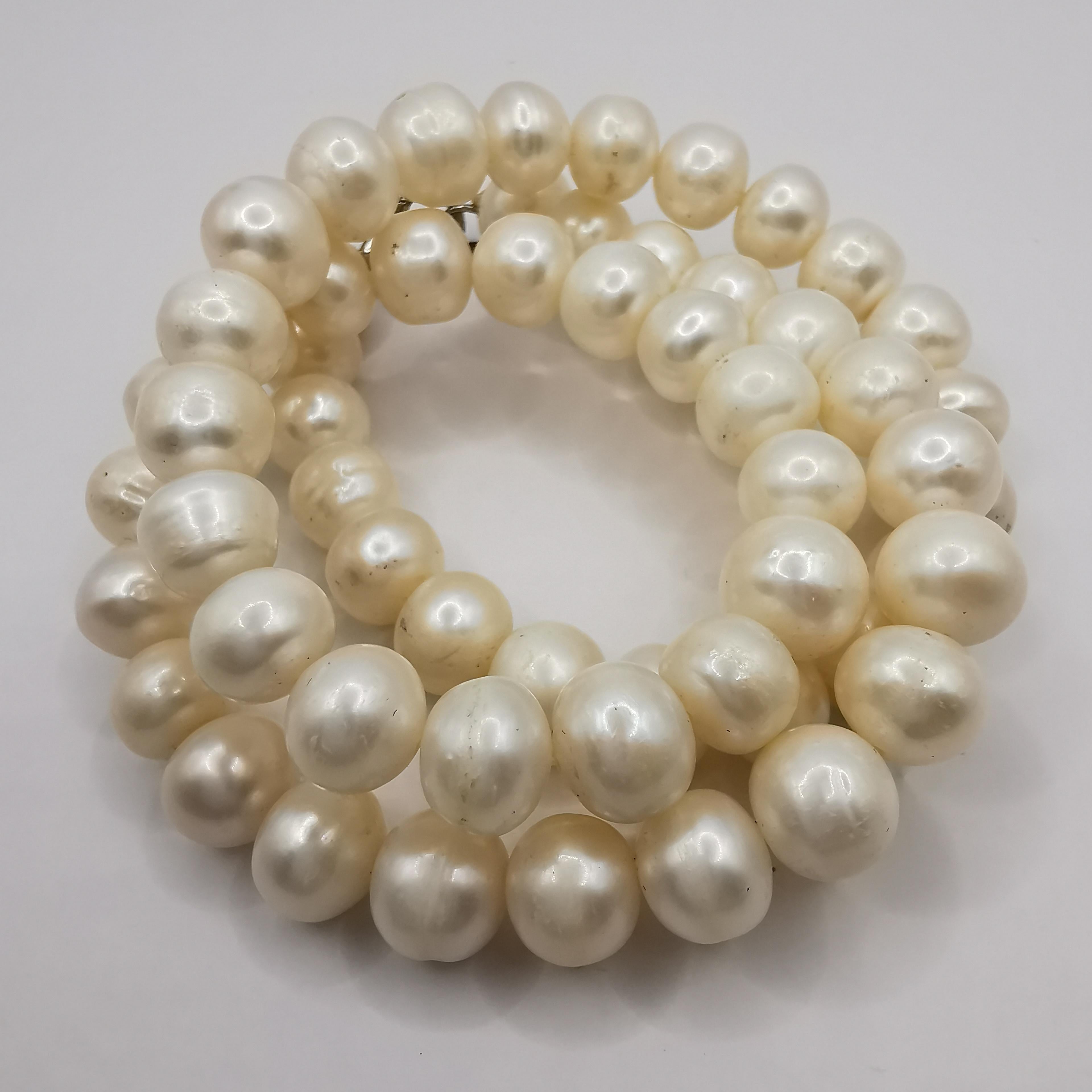 Round Cut Freshwater Cultured White Pearl Necklace For Sale