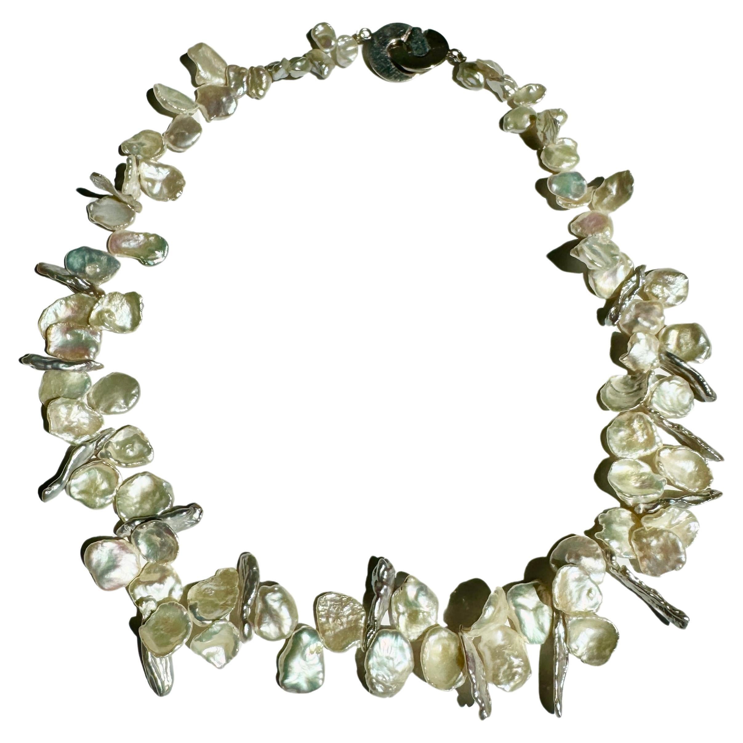 Süßwasser Keshi Barock und Stick Perlenkette
Handgefertigte Keshi-Perlen mit natürlichem, cremeweißem Glanz, kombiniert mit zarten, silbernen, großen Stäbchenperlen.  Verschluss aus Sterlingsilber, ca. 18