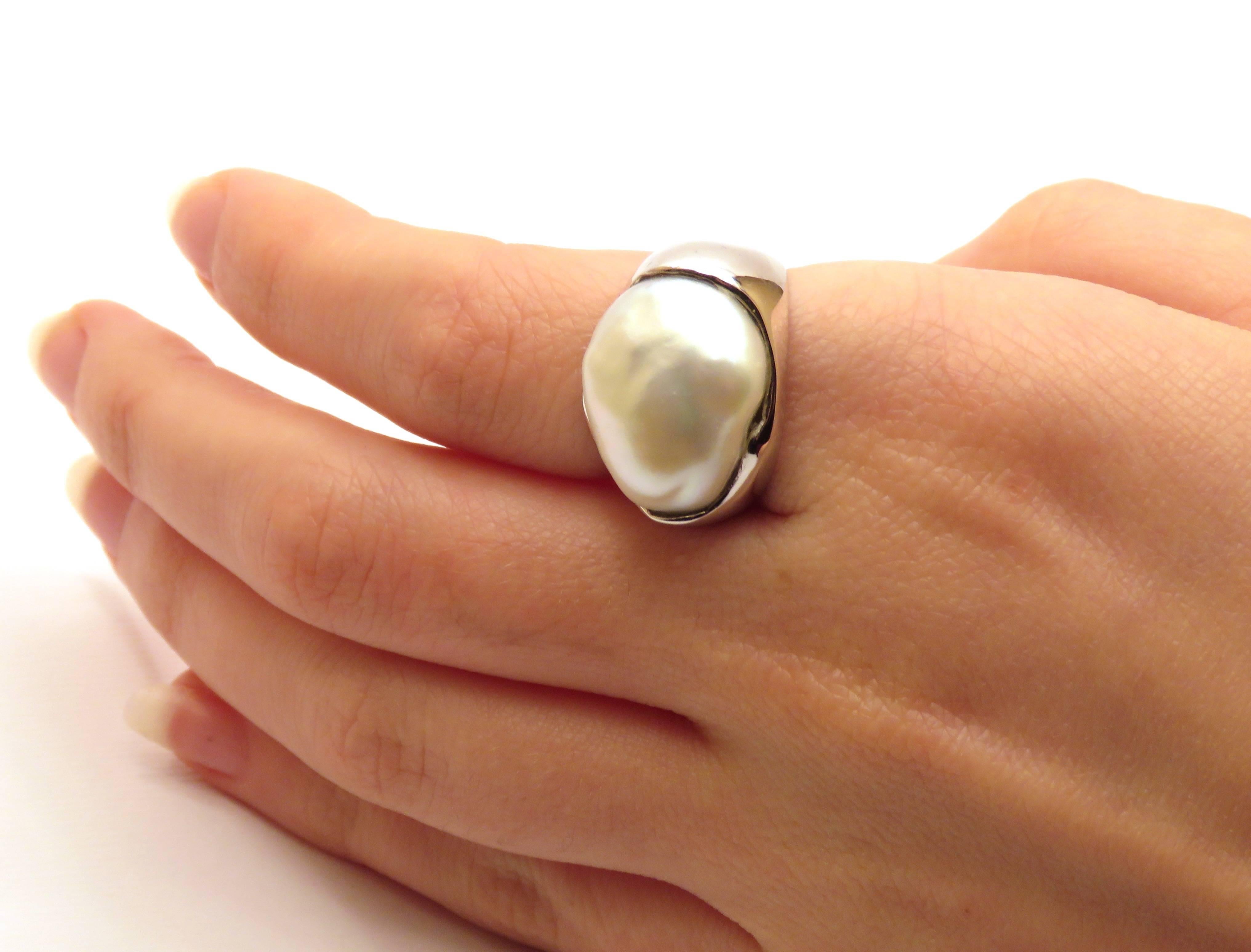 18K white gold ring with freshwater pearl. The pearl size is 18 x 10 millimeters / 0,708 x 0,393 inches.
US finger size is 7 / ITALIAN size is 14 / FRANCH size is 54 / Can be resized.
It  is marked with the Italian Gold Mark 750 and Botta Gioielli