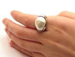 Cocktail-Ring mit Süßwasserperlen aus 18 Karat Weißgold und Kuppel