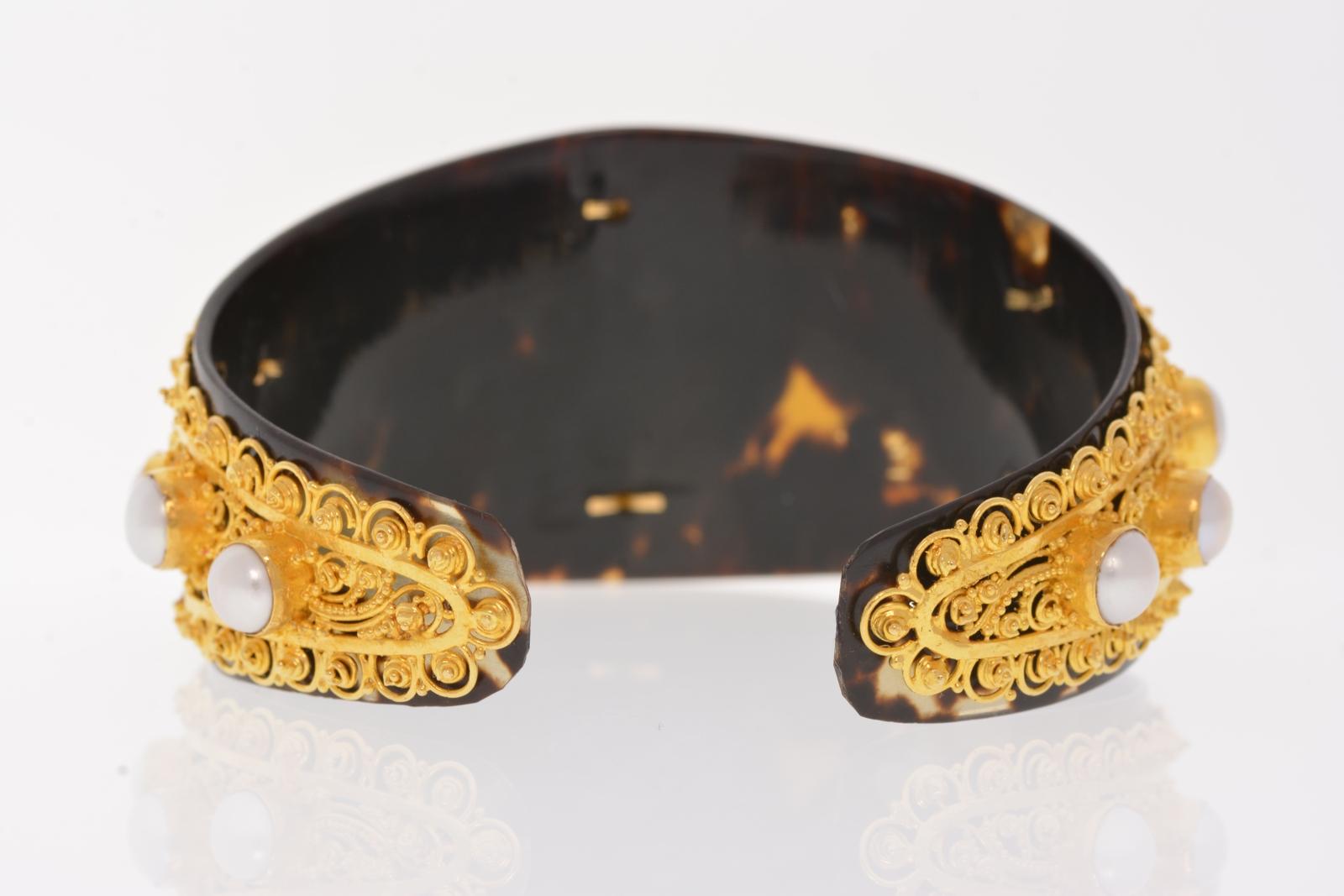 Contemporary Freshwater Pearl 22 Karat Yellow Gold Cuff Bracelet on Faux Tortoiseshell Back