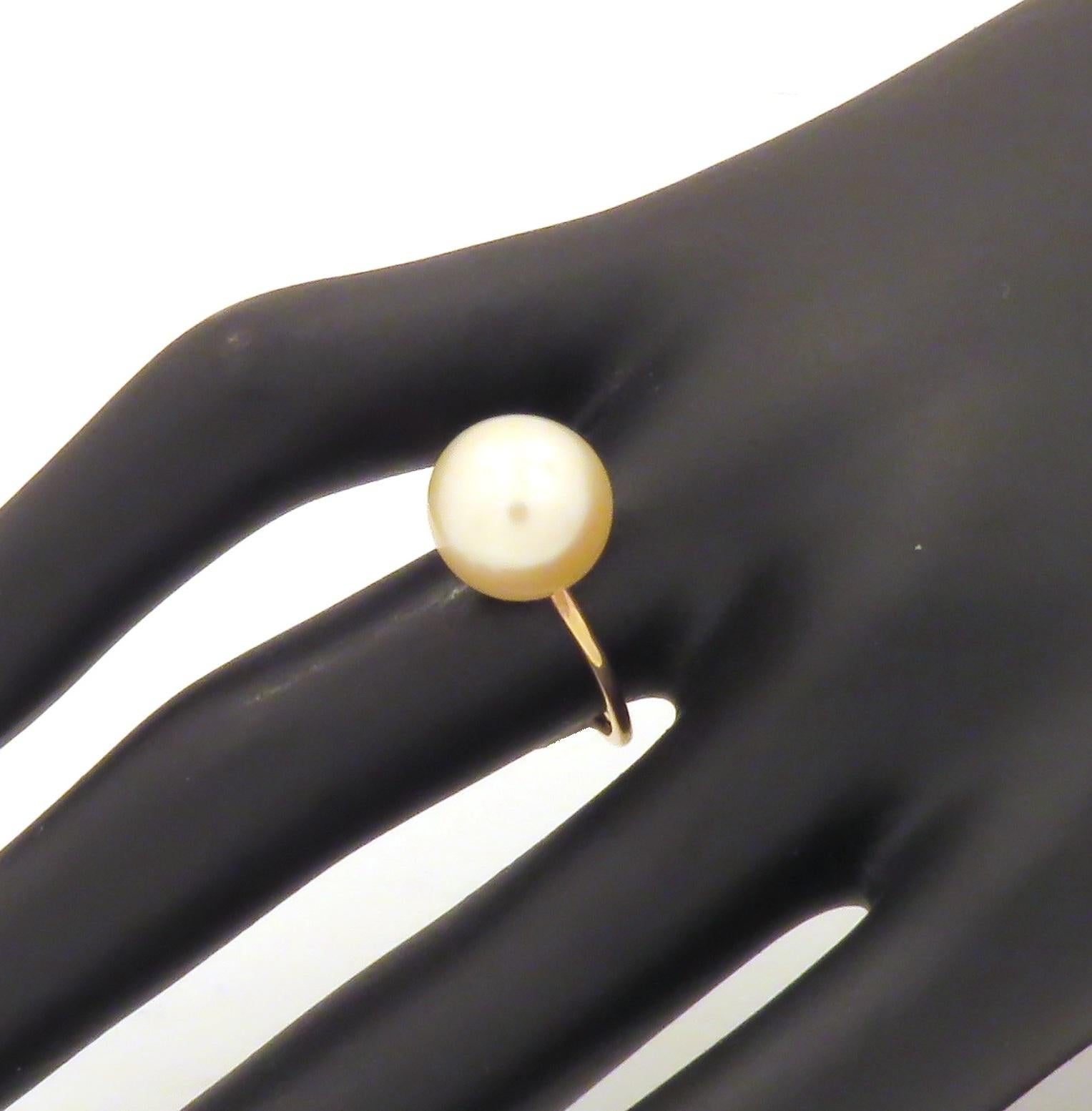 Very stylish modern ring crafted in 9k rose gold featuring a round natural white freshwater pearl. The diameter of the pearl is  11 millimeters / 0.433 inches. Us finger size is 7 / Italian size  15 / French size 55 . Adjustable to the customer's