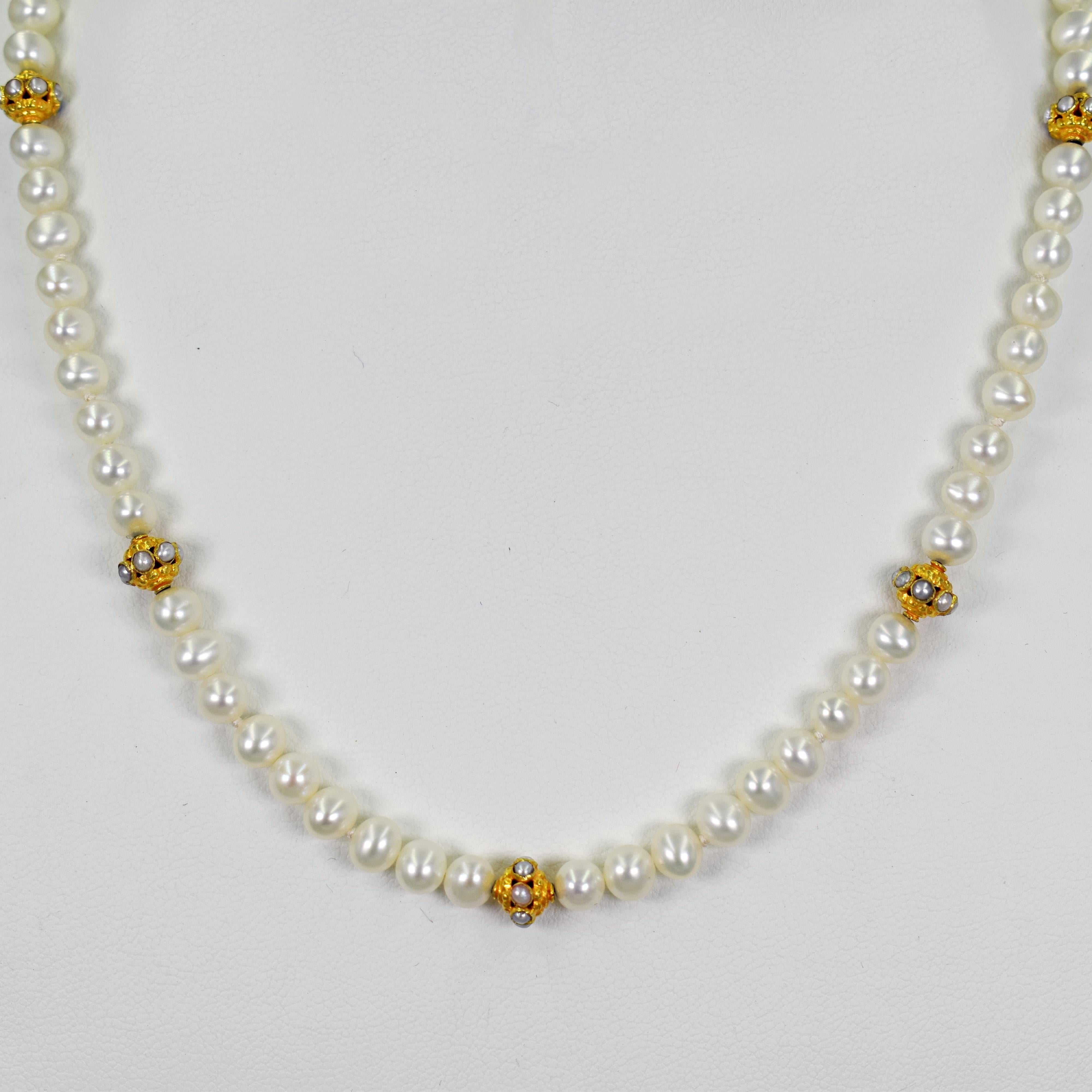 Collier noué en perles d'eau douce, perles de rocaille et perles en or jaune 22k. Le collier est terminé par un fermoir à bascule en or 22k. La longueur du fil de perles perlées est de 16,5 pouces. 