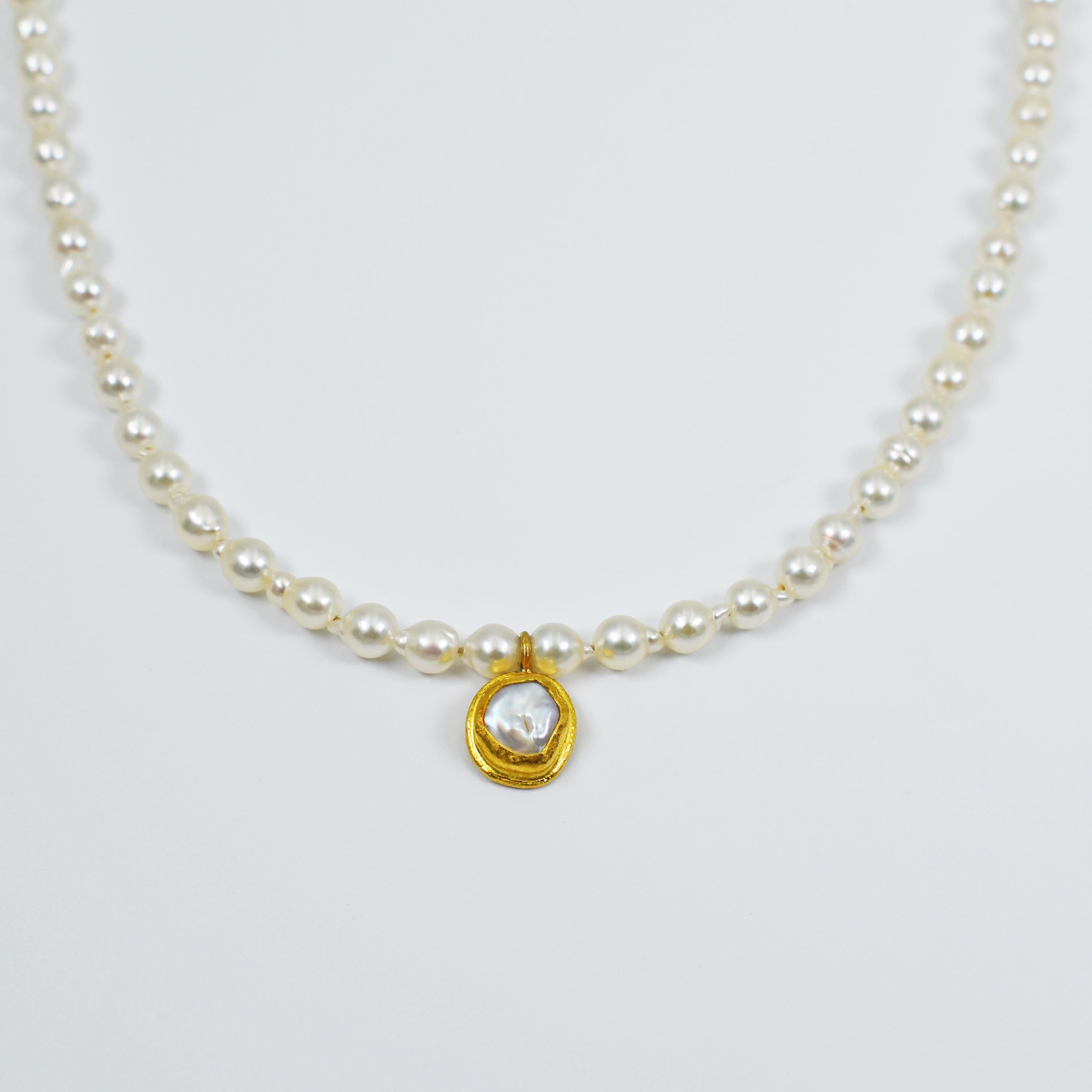 Perlenkette aus Süßwasserperlen und 22 Karat Gold Pedant Perlenstrang (Zeitgenössisch) im Angebot
