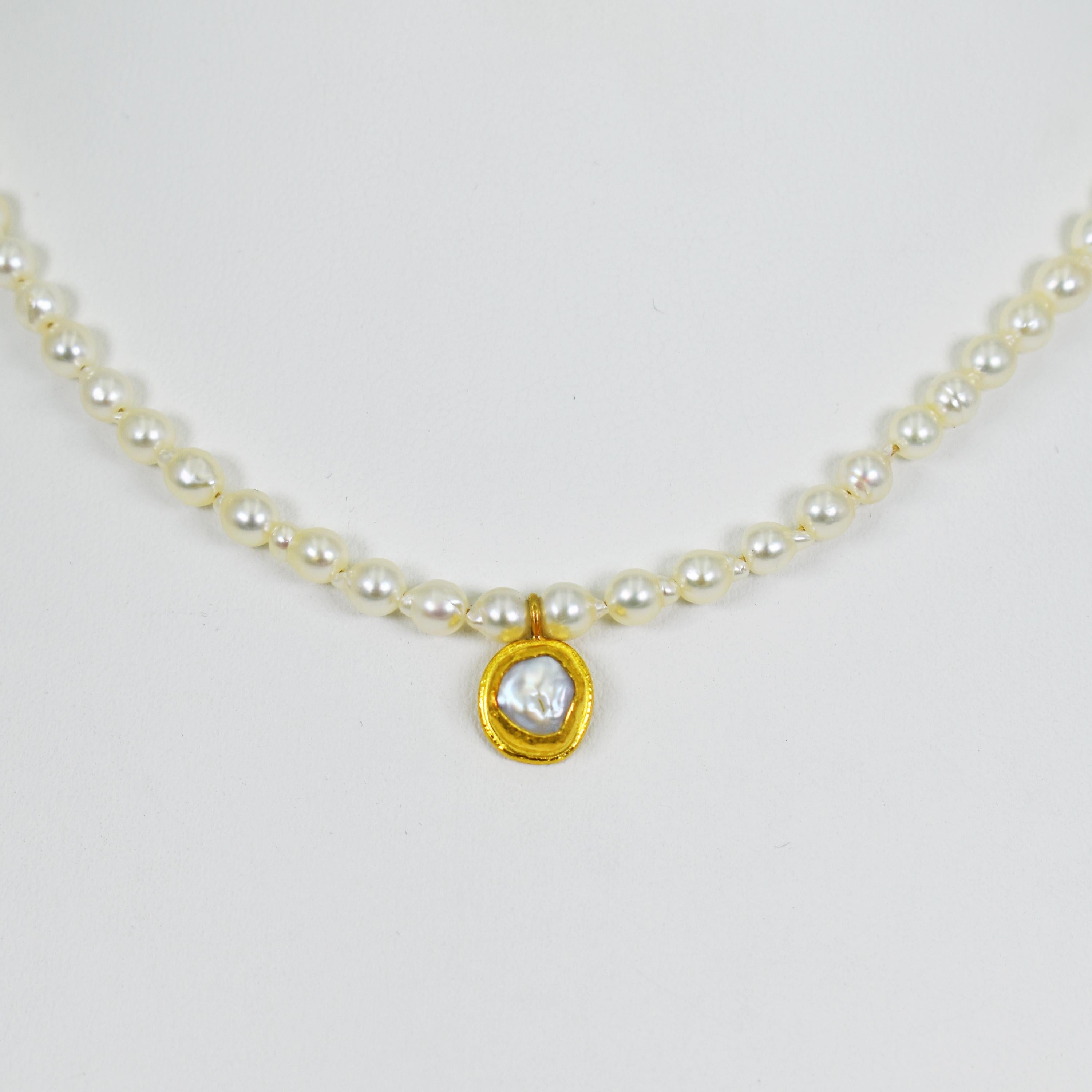 Perlenkette aus Süßwasserperlen und 22 Karat Gold Pedant Perlenstrang im Angebot 2