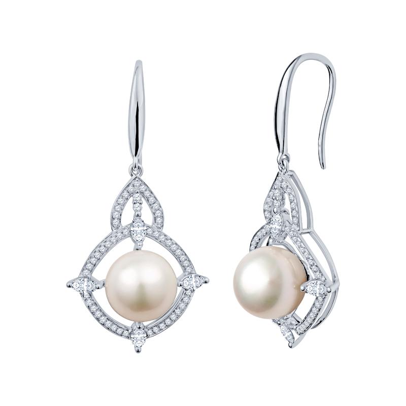 Eleganza con questi squisiti orecchini a goccia di perle d'acqua dolce, realizzati in lussuoso oro bianco 18 carati. Il design mette in mostra una perla di 9,6 mm, elegantemente accentuata da splendidi diamanti marquise e tondi brillanti, per un