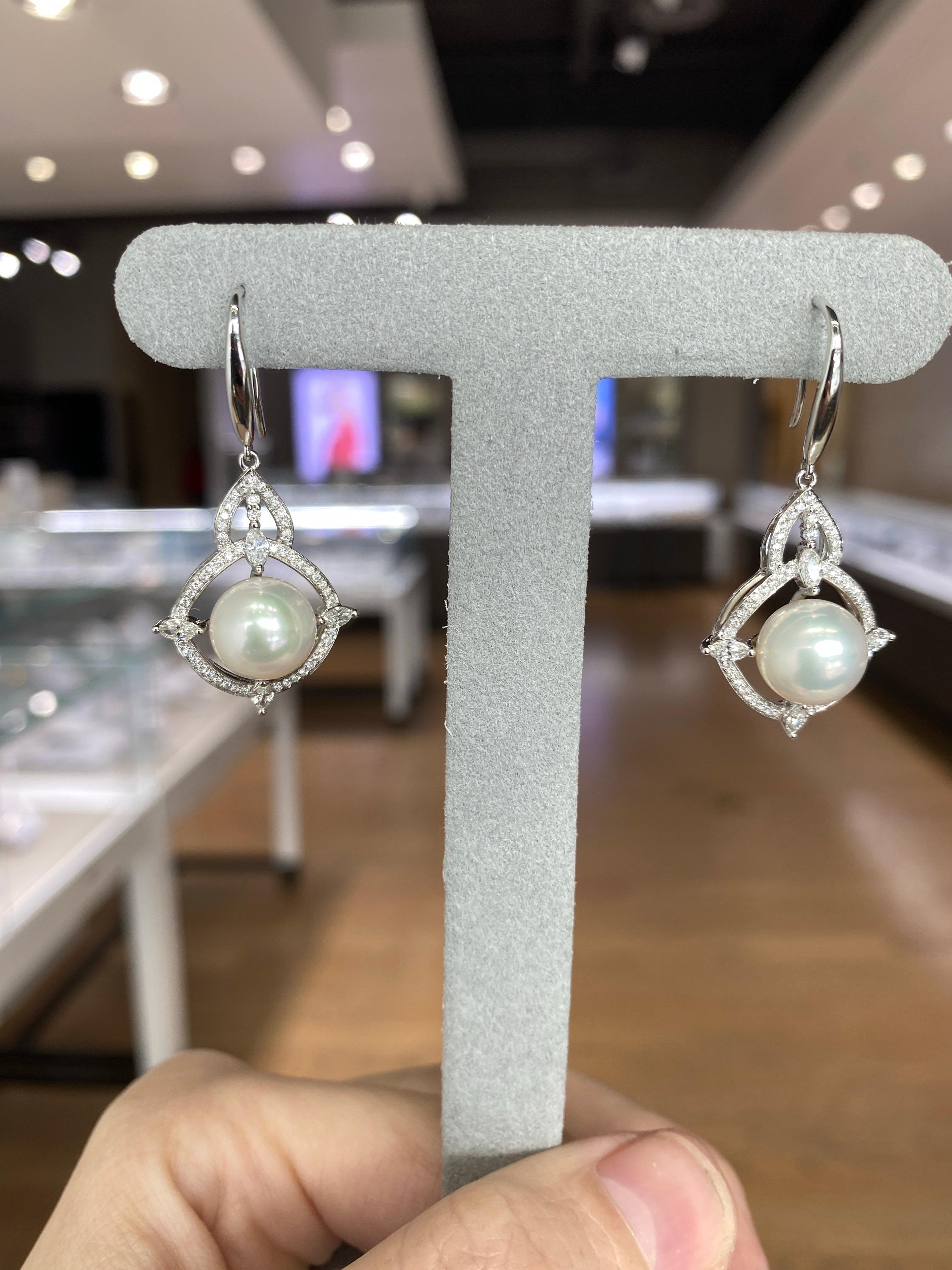 Orecchini a goccia con perle d'acqua dolce e diamanti in oro bianco 18 carati In condizioni Nuovo in vendita a Houston, TX