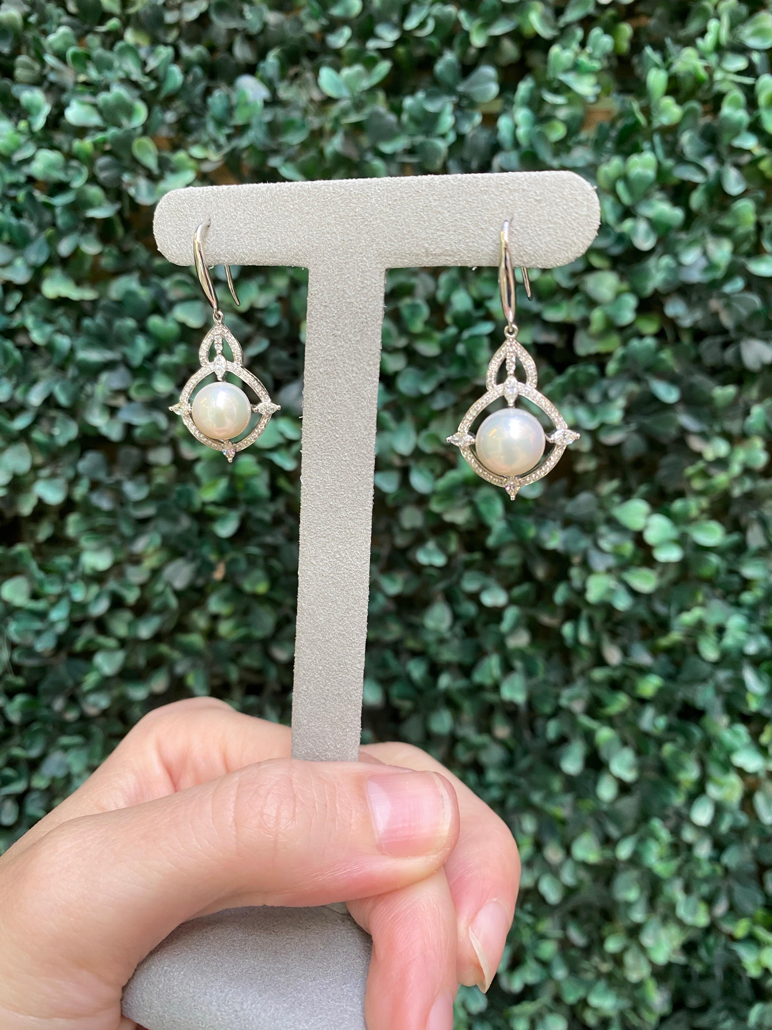 Orecchini a goccia con perle d'acqua dolce e diamanti in oro bianco 18 carati in vendita 4