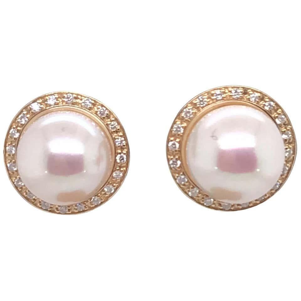 Taille ronde Clous d'oreilles en or blanc à halo de perles d'eau douce et diamants en vente