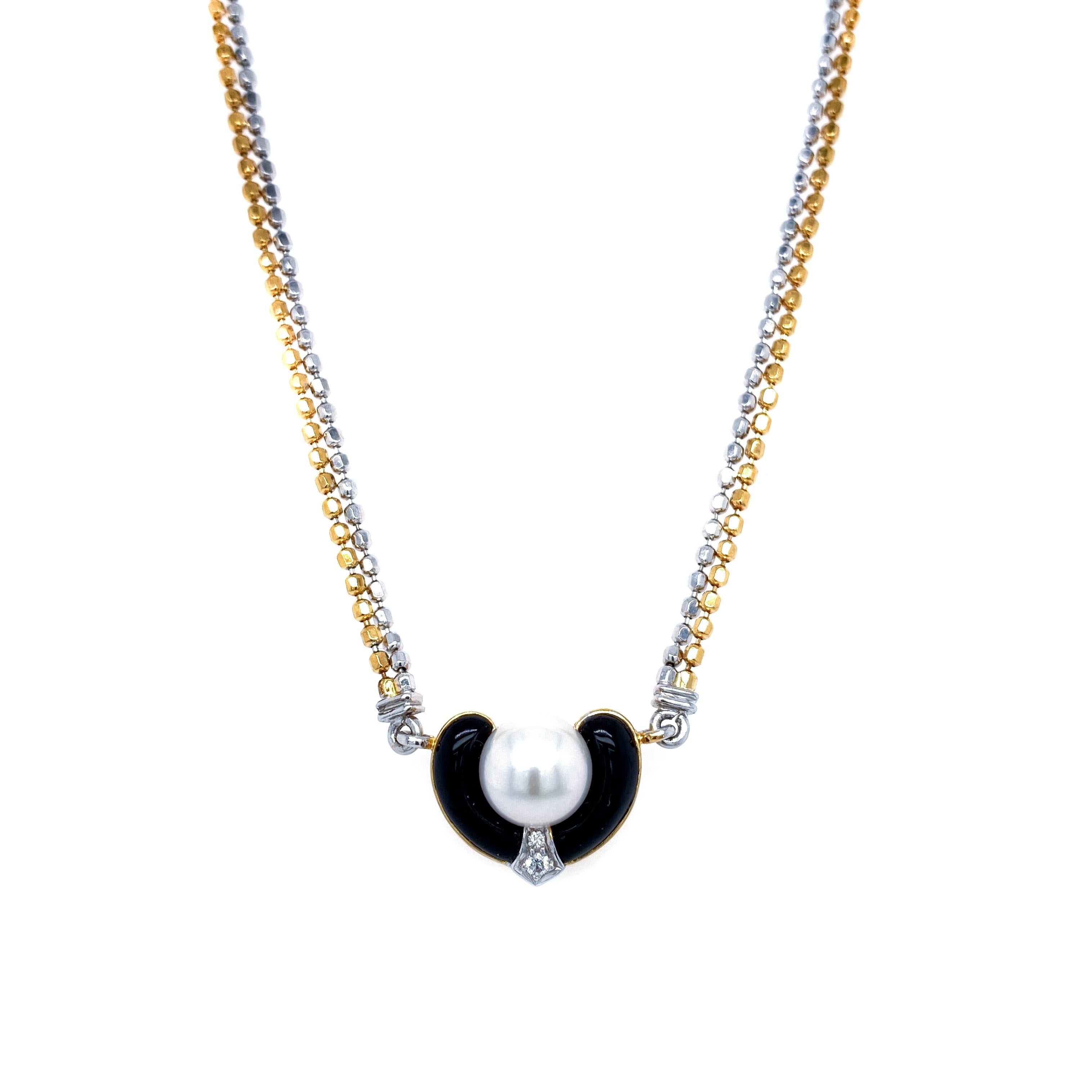 Passend zu den Manschettenknöpfen ist diese luxuriöse Krawattennadel aus 18 Karat Weiß- und Gelbgold mit einem Onyx, zwei Diamanten in Kollektionsqualität, die extrem brillant sind, und einer üppigen 8 mm großen Süßwasserperle besetzt. 

Kostenloser
