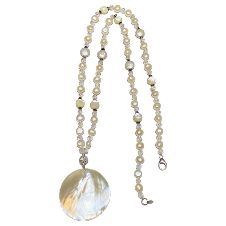 Collier de perles d'eau douce et de nacre avec grand pendentif en perles En  vente sur 1stDibs