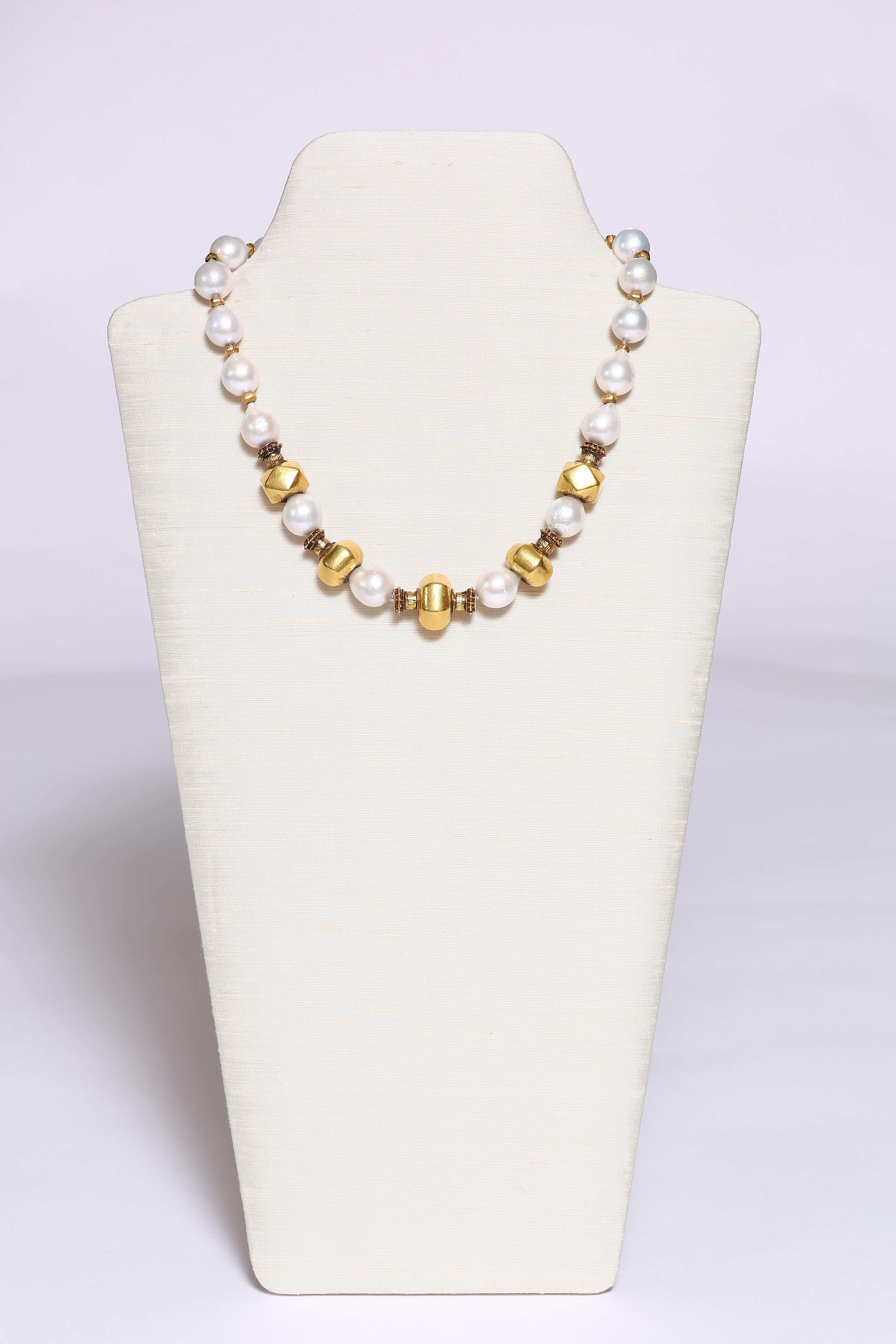 Cinq grandes perles lustrées en or vieux cire sont accentuées par de merveilleuses perles d'eau douce baroques. Les perles continuent à former le collier avec de petites perles d'or à facettes entre chaque perle. Le collier mesure 19 