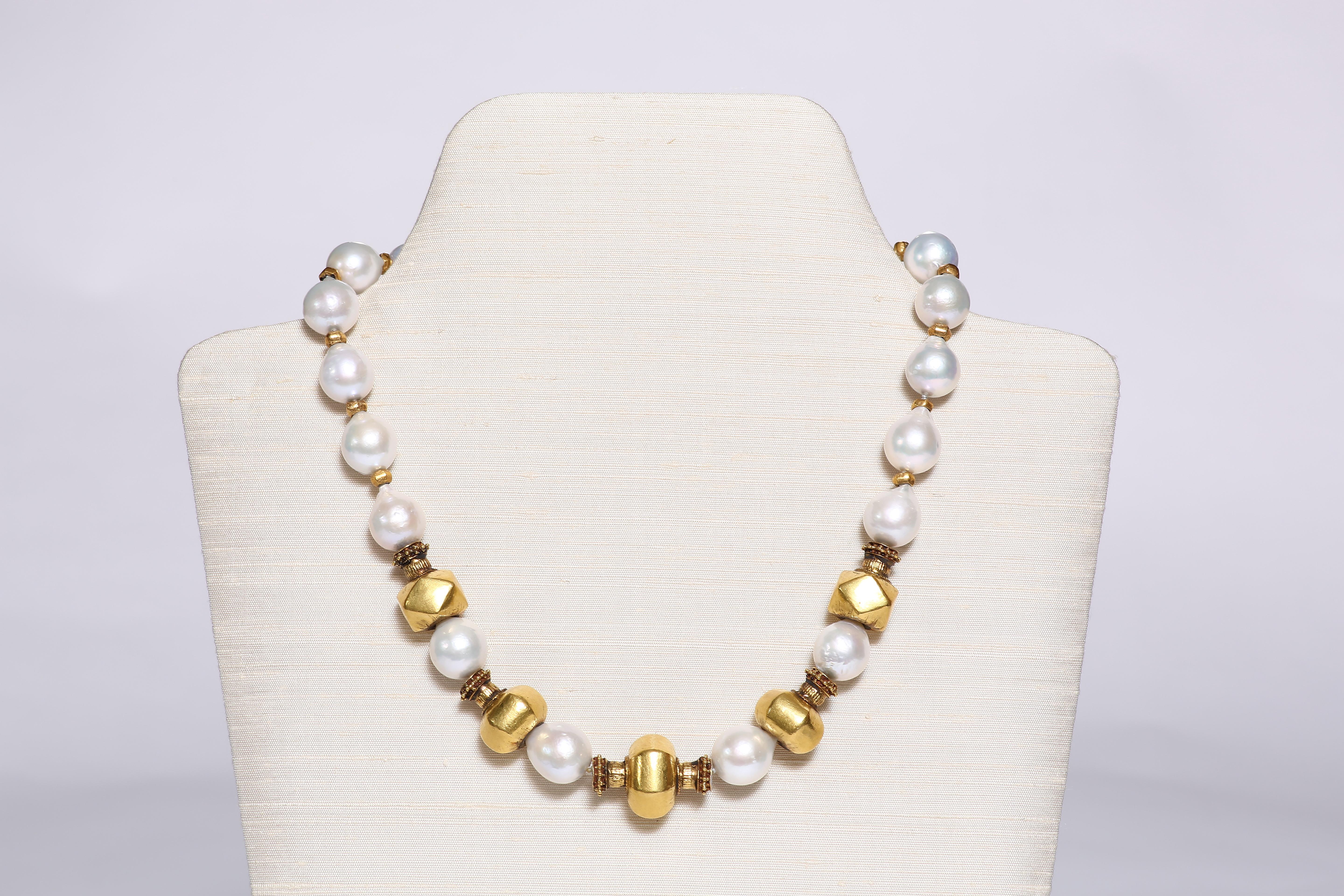 Halskette aus Süßwasserperlen und Gold mit altem Wachs (Zeitgenössisch) im Angebot