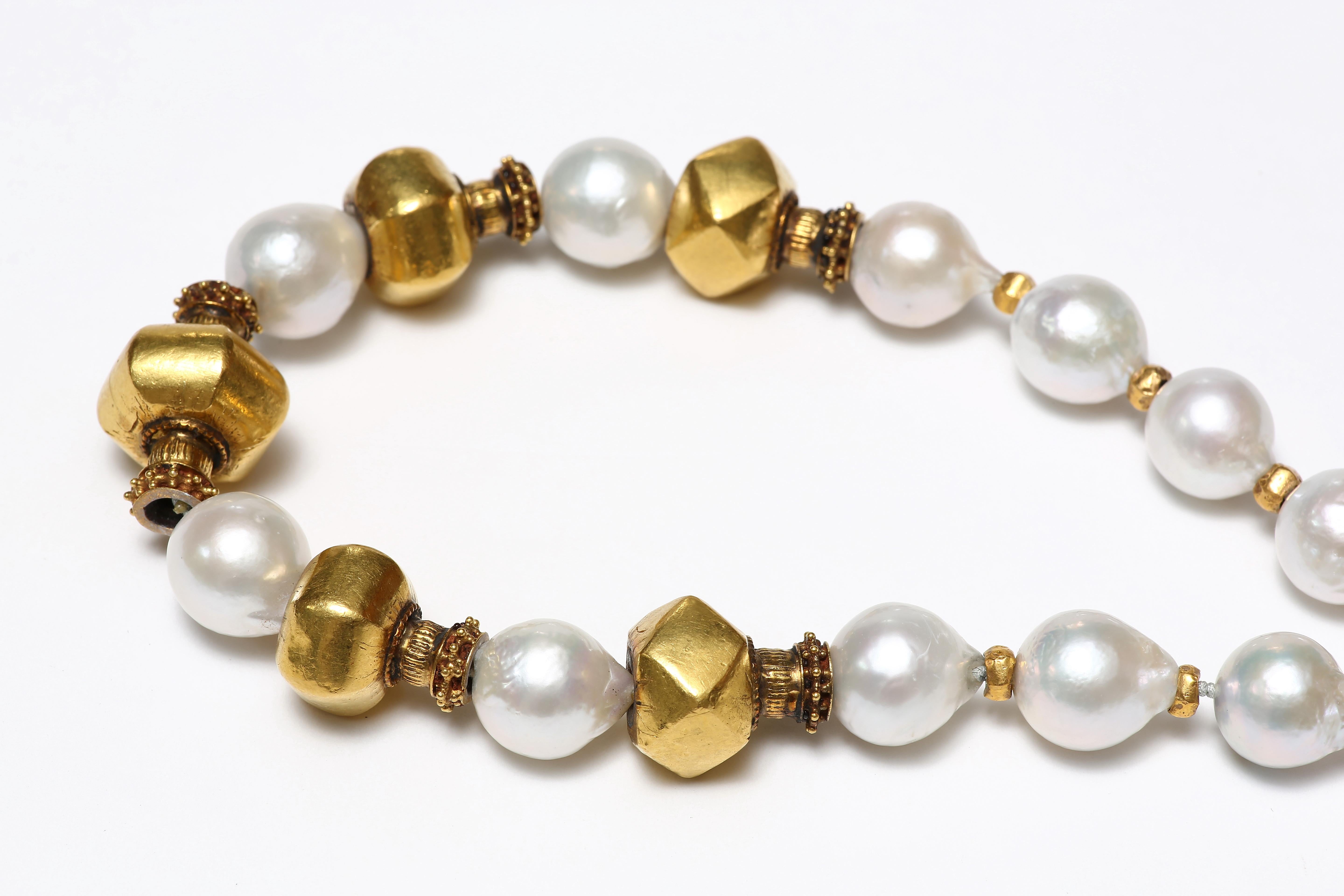 Halskette aus Süßwasserperlen und Gold mit altem Wachs (Perle) im Angebot