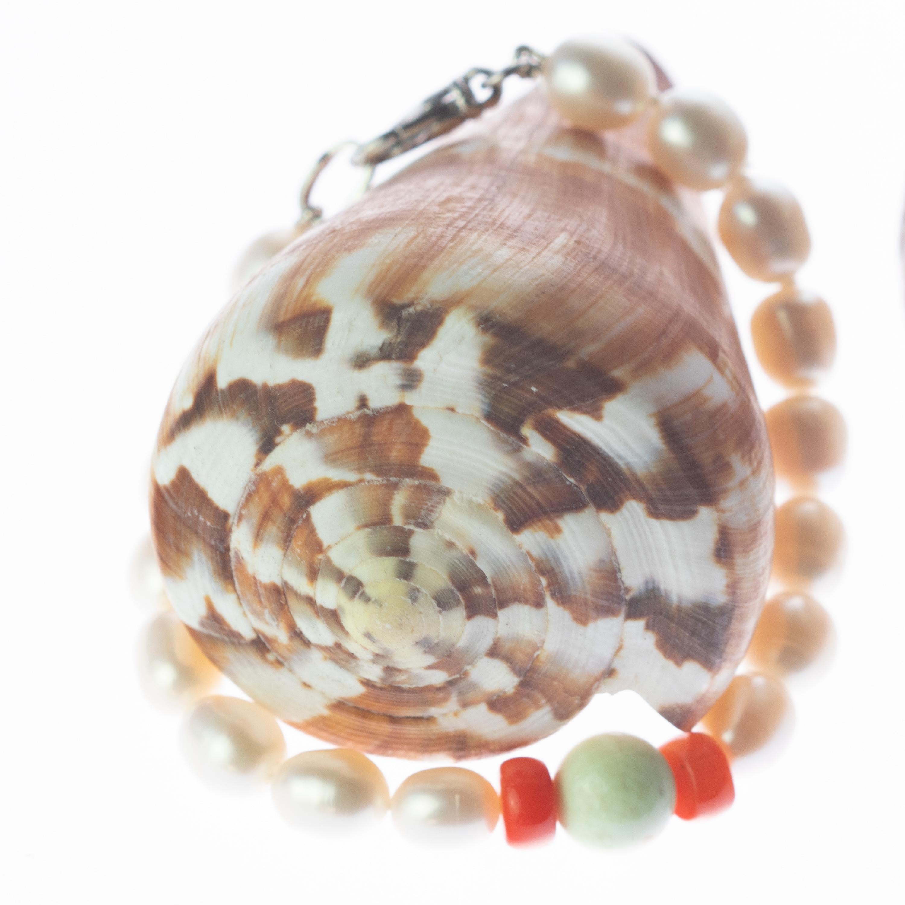 Bracelet en perles d'eau douce, corail bambou et serpentine plein de design. Un style moderne et délicat pour une femme jeune et intrépide. Faites-vous plaisir avec un bijou artisanal lumineux. Perles de pierres précieuses naturelles avec une