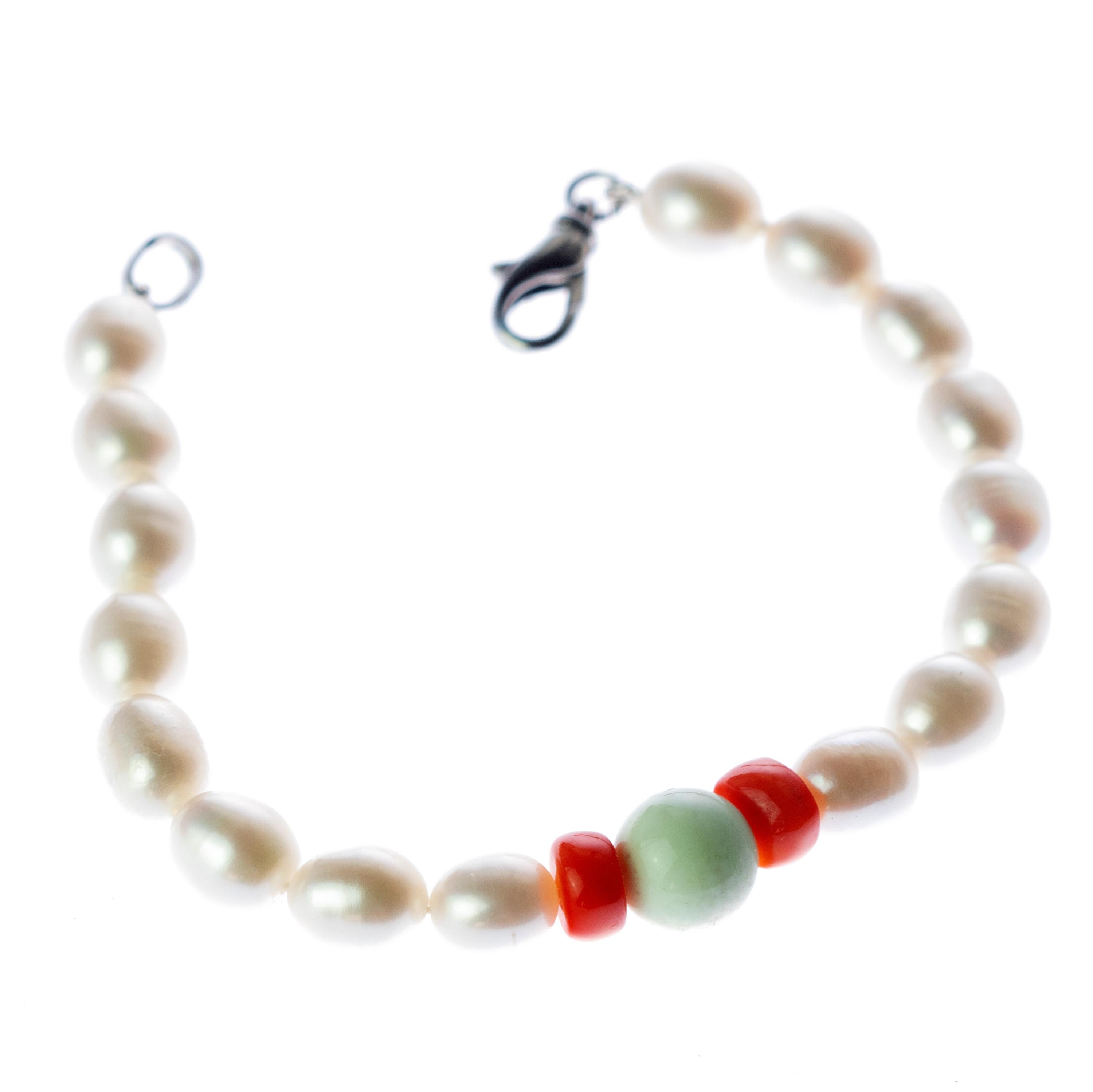 Moderne Bracelet chic en perles d'eau douce, perles d'eau douce, bambou, corail, serpentine et perles modernes, fait à la main en vente