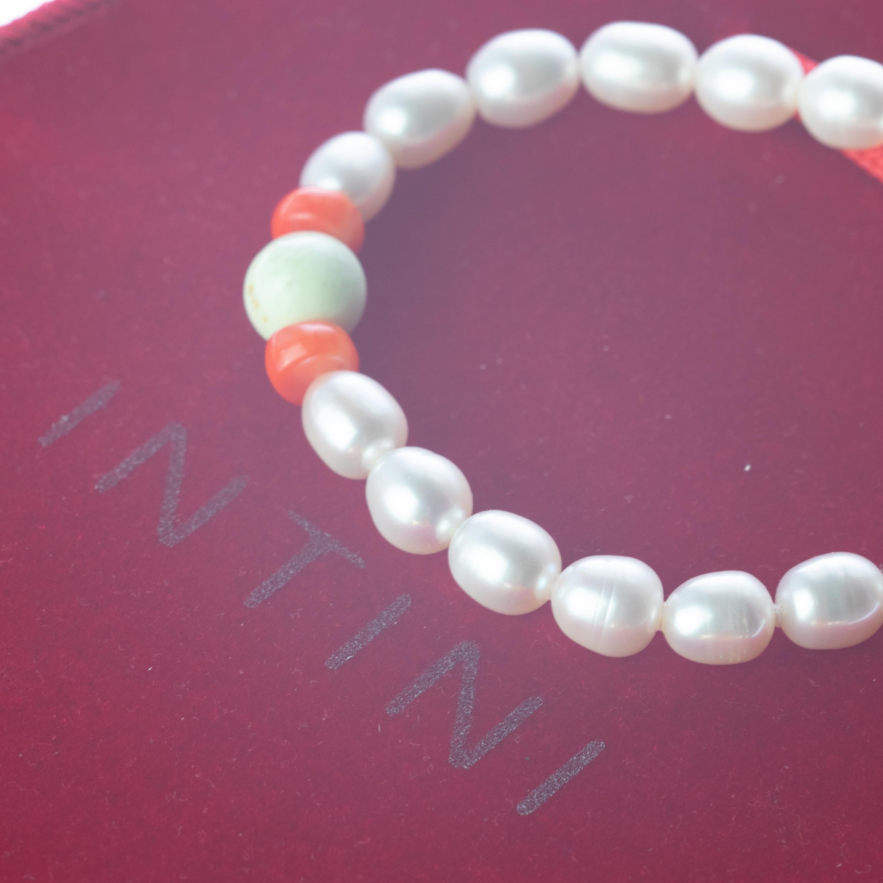 Bracelet chic en perles d'eau douce, perles d'eau douce, bambou, corail, serpentine et perles modernes, fait à la main Neuf - En vente à Milano, IT