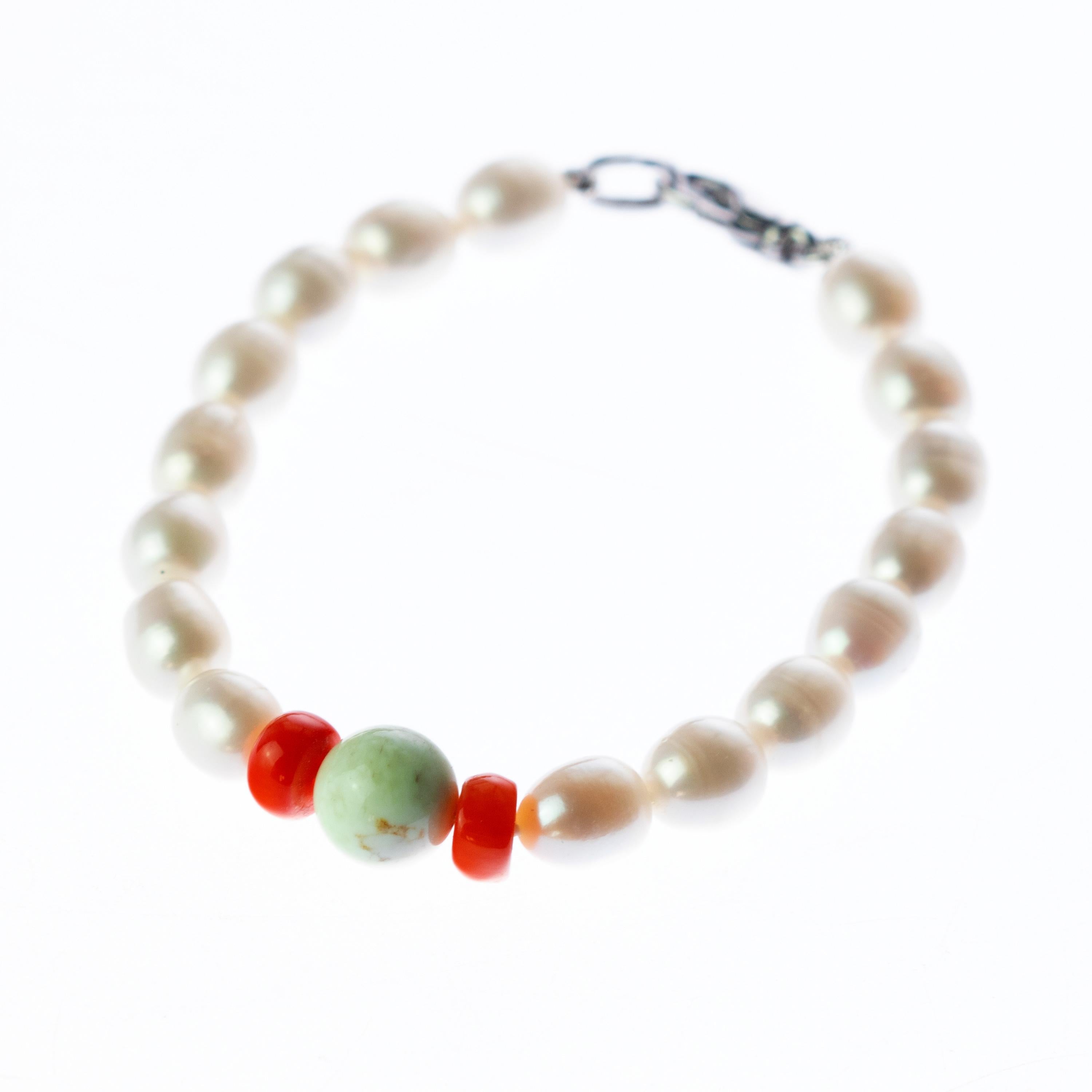 Bracelet chic en perles d'eau douce, perles d'eau douce, bambou, corail, serpentine et perles modernes, fait à la main en vente 1