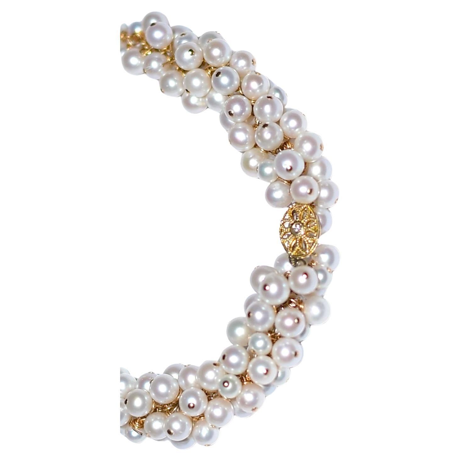 Freshwater Pearl Bracelet with 14K Solid Yellow Clasp with Diamond Accent in vendita