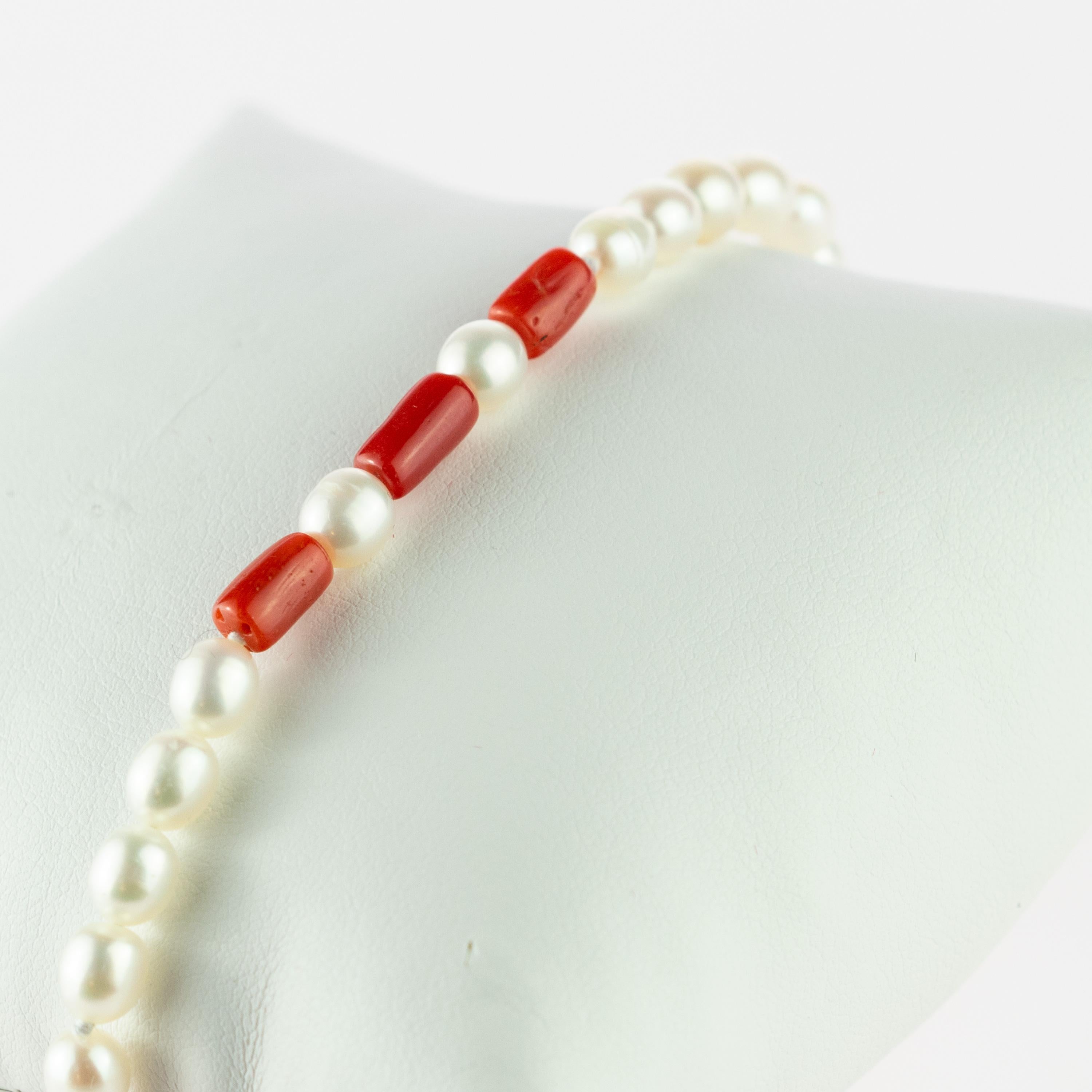 Delight yourself with a luminous handmade jewelry. A coral and freshwater pearls bracelet full of design. A modern and delicate style for a young and fearless woman. Natural precious stones beads with a 18 karat yellow gold closure. The perfect