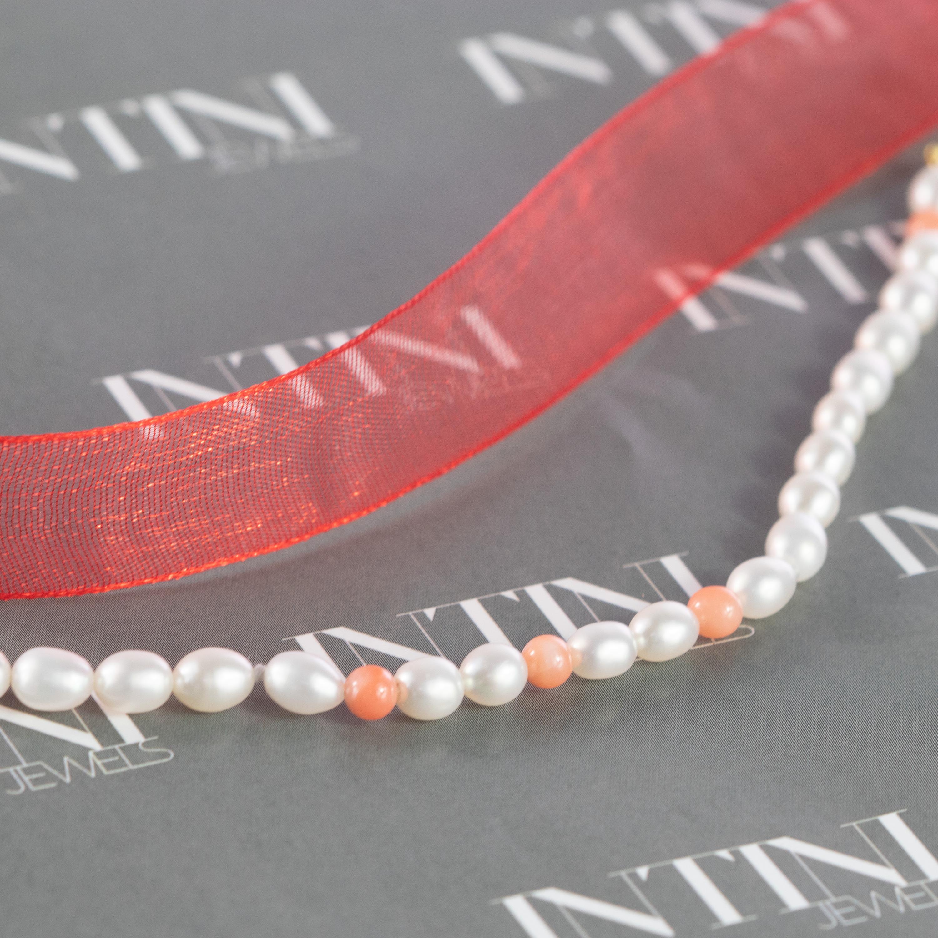 A pink coral and freshwater pearls bracelet full of design. A modern and delicate style for a young and fearless woman. Delight yourself with a luminous handmade jewelry. Natural precious stones beads with a 18 karat yellow gold closure. The perfect