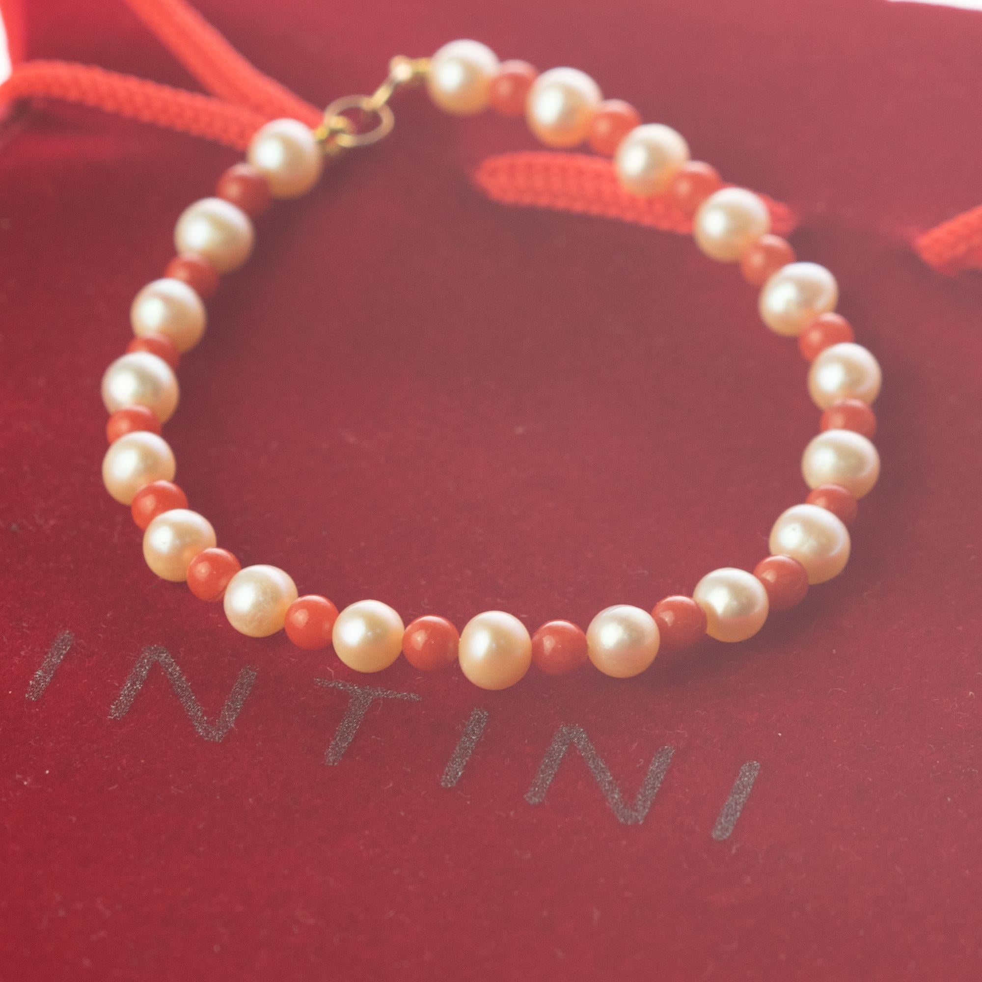 A red coral and freshwater pearls bracelet full of design. A modern and delicate style for a young and fearless woman. Delight yourself with a luminous handmade jewelry. Natural precious stones beads with a 18 karat yellow gold closure. The perfect