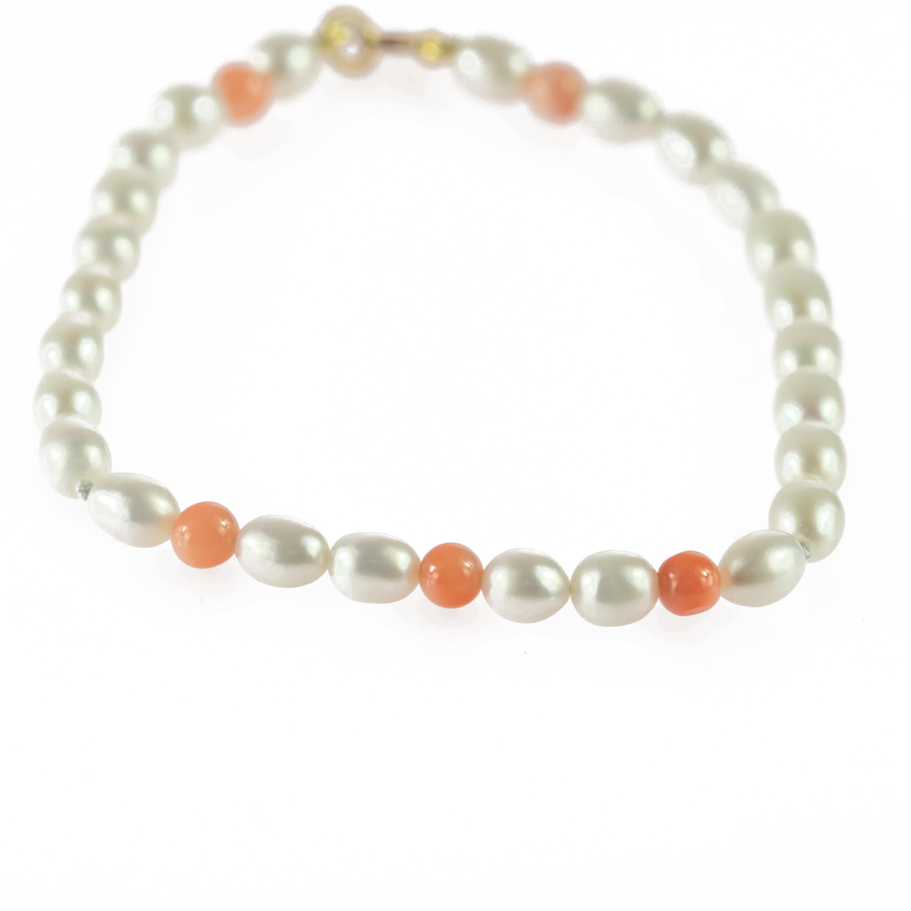 Freshwater Pearl Coral 18 Karat Yellow Gold Beaded Handmade Modern Bracelet In New Condition For Sale In Milano, IT