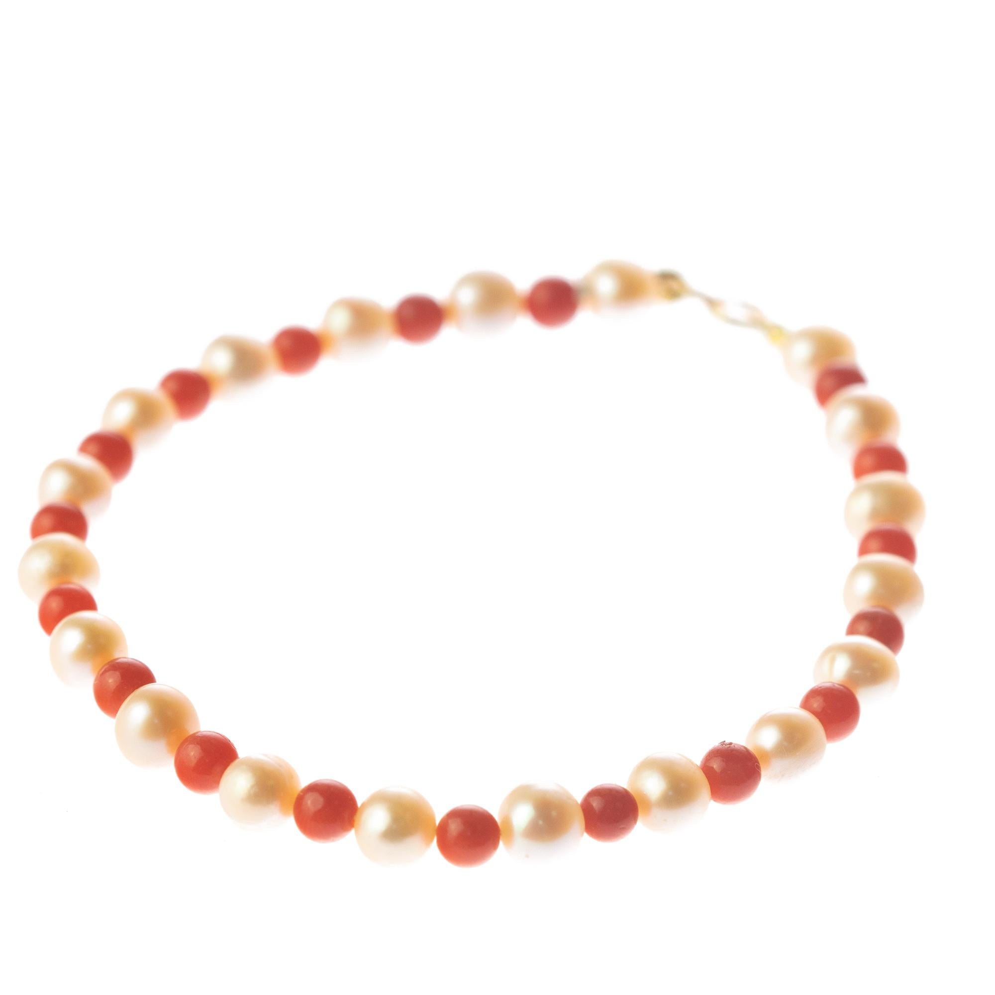 Taille mixte Bracelet moderne fait main en or jaune 18 carats avec perles d'eau douce et corail, perles et perles en vente