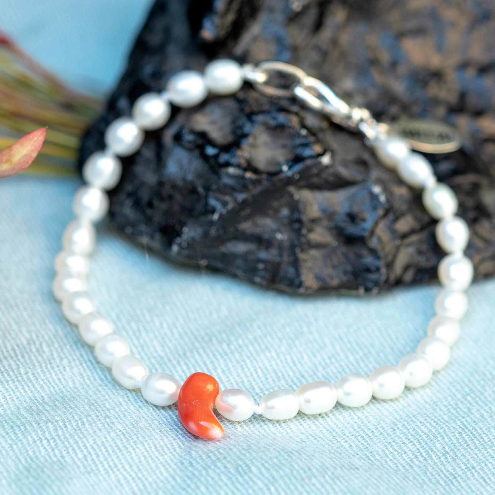 Artigiano Bracciale da cocktail con perle d'acqua dolce, corallo, corno e argento, fatto a mano e con perline in vendita