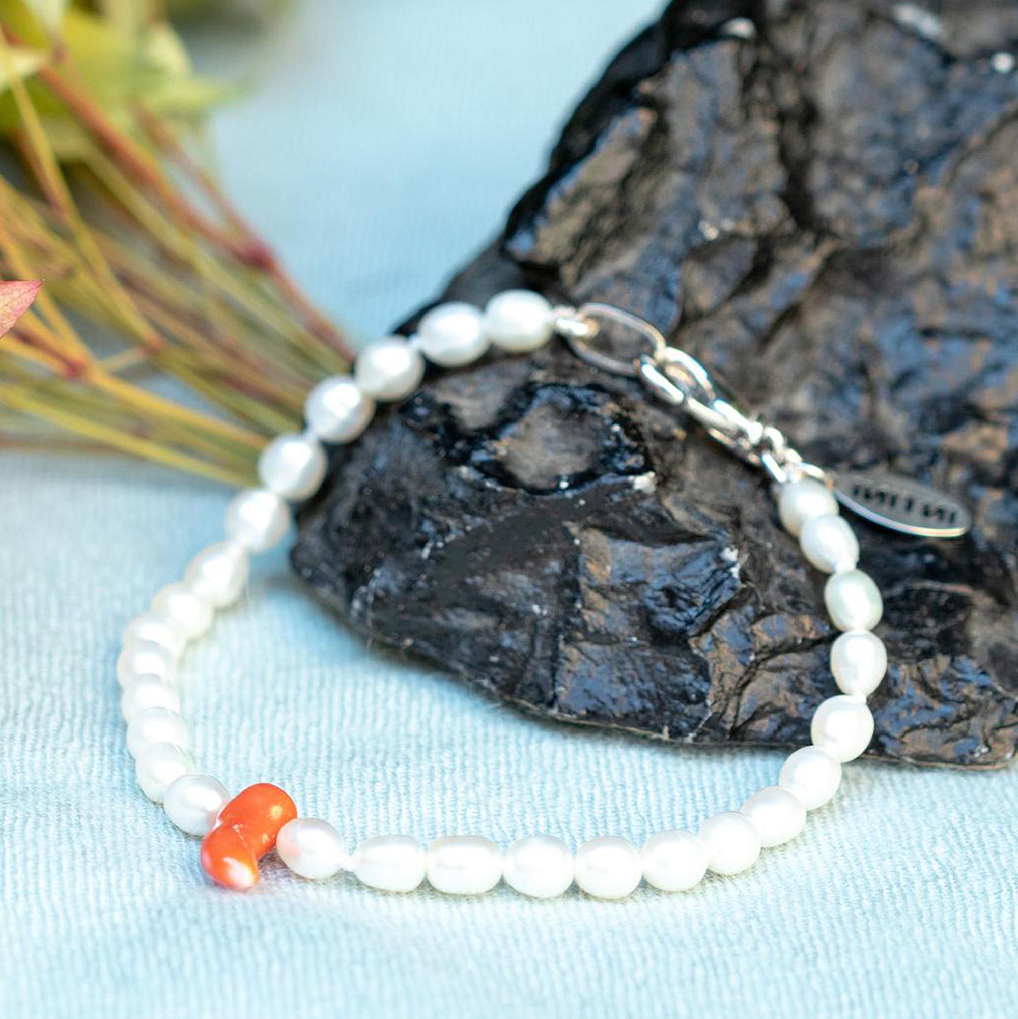 Taglio misto Bracciale da cocktail con perle d'acqua dolce, corallo, corno e argento, fatto a mano e con perline in vendita