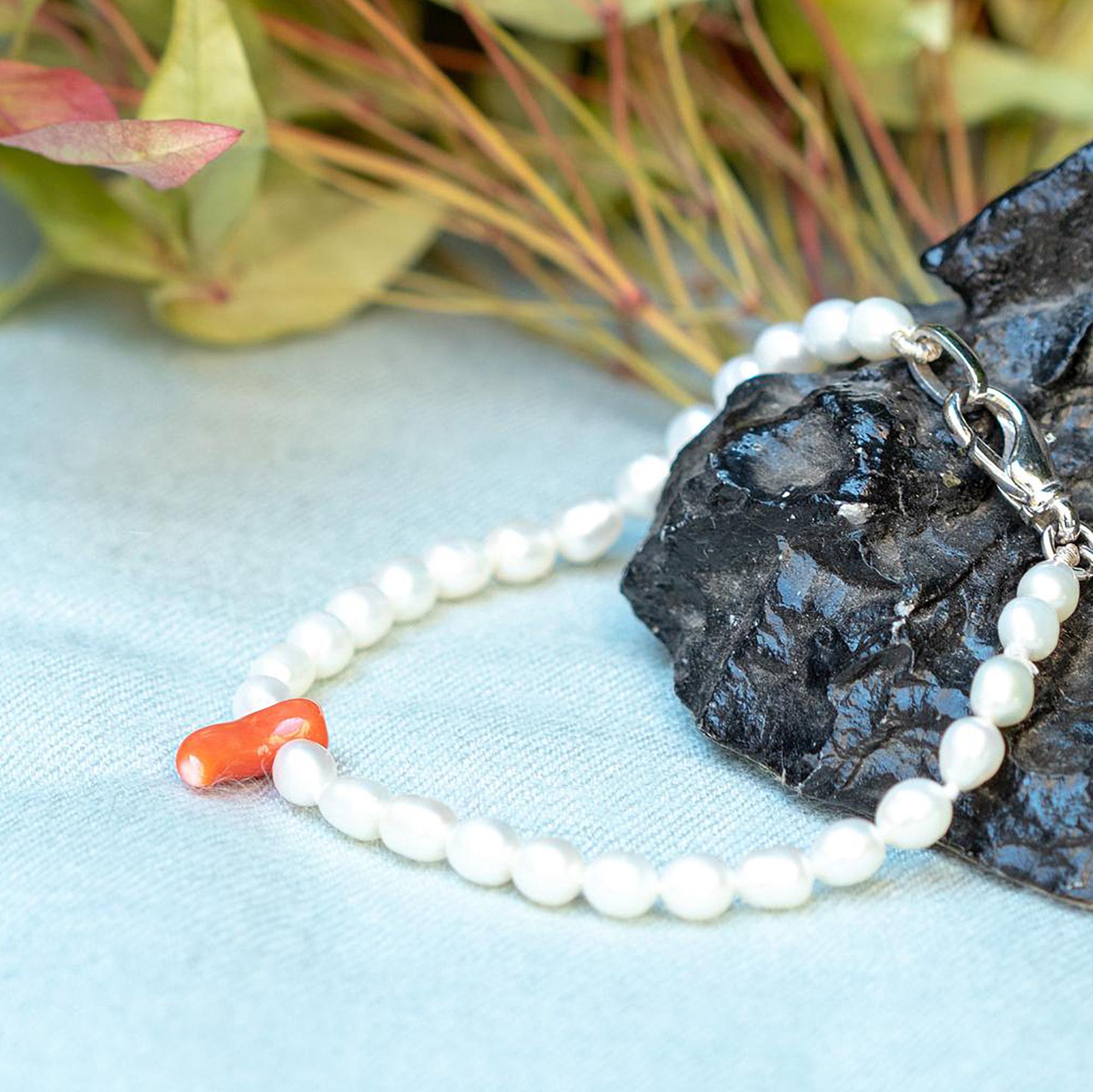 Bracciale da cocktail con perle d'acqua dolce, corallo, corno e argento, fatto a mano e con perline In condizioni Nuovo in vendita a Milano, IT