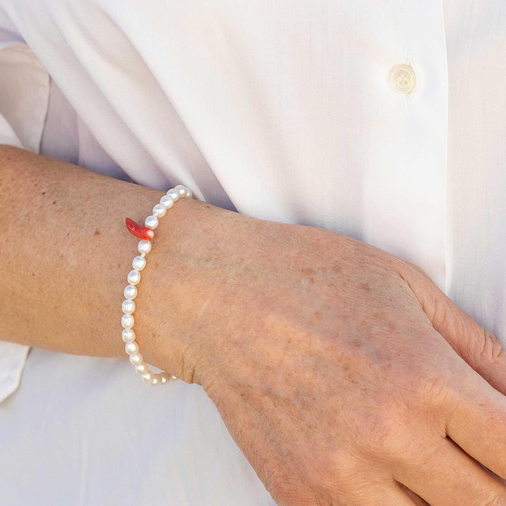 Donna Bracciale da cocktail con perle d'acqua dolce, corallo, corno e argento, fatto a mano e con perline in vendita