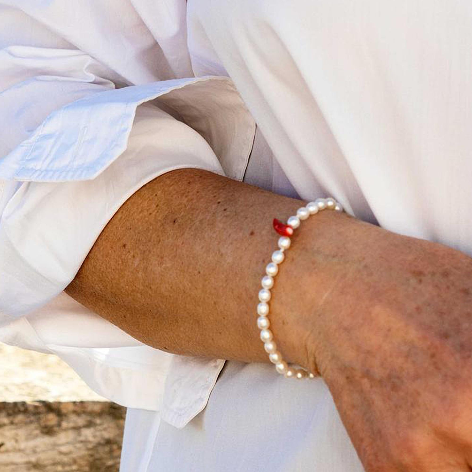 Bracciale da cocktail con perle d'acqua dolce, corallo, corno e argento, fatto a mano e con perline in vendita 1