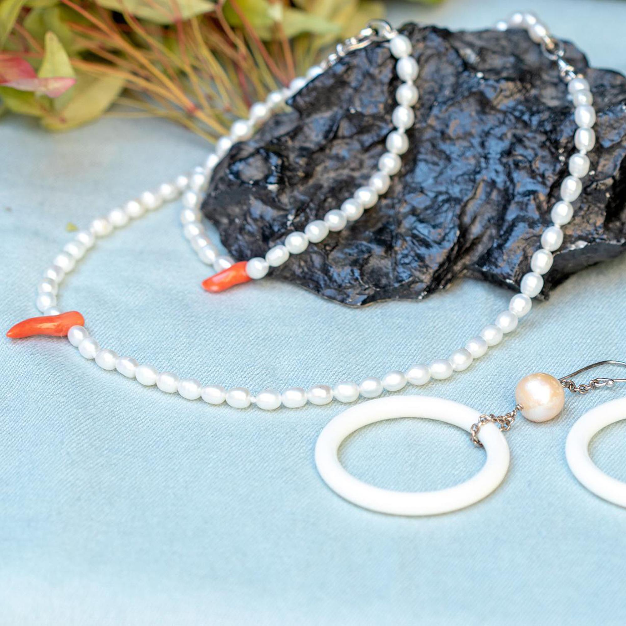 Bracciale da cocktail con perle d'acqua dolce, corallo, corno e argento, fatto a mano e con perline in vendita 2