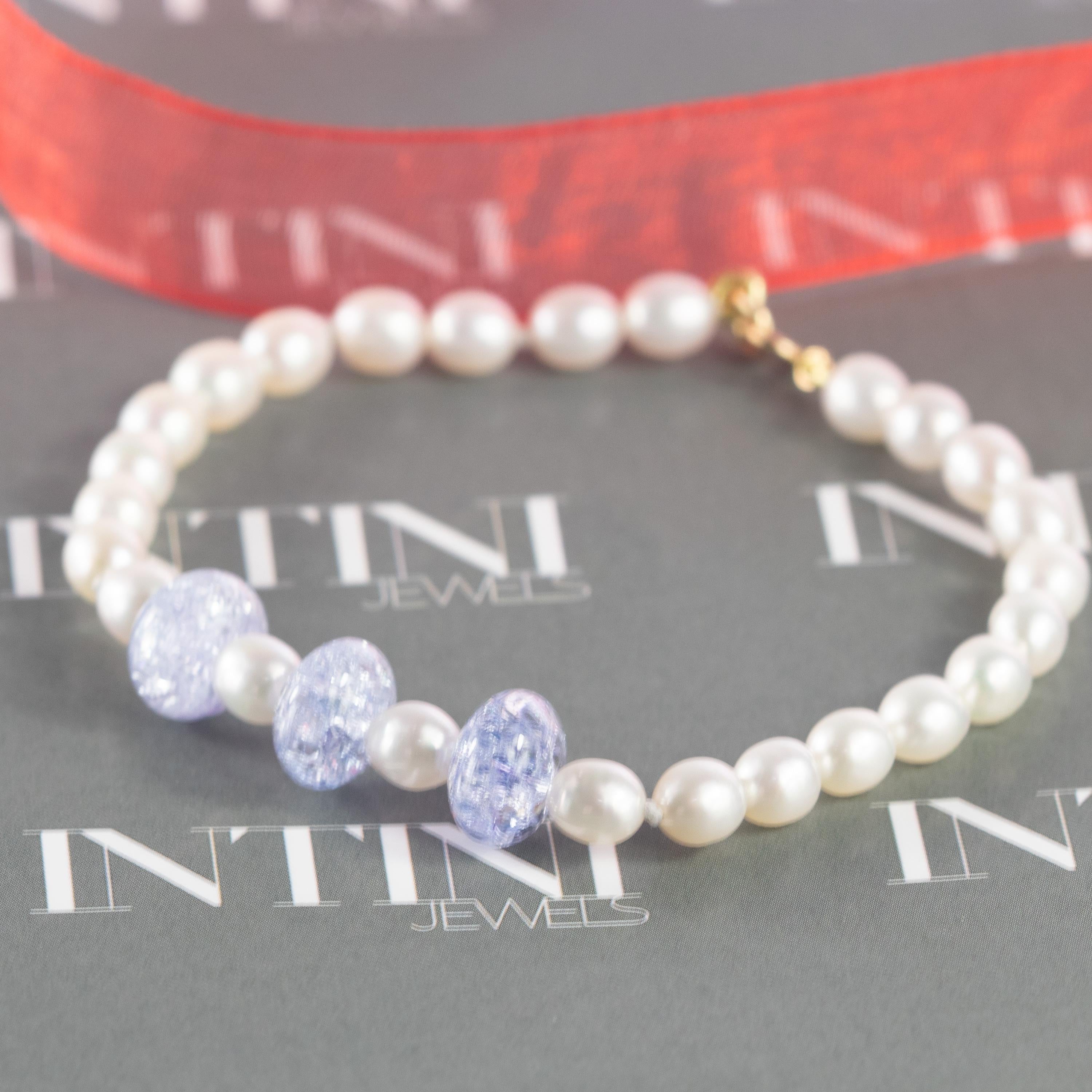 Bracelet de perles d'eau douce naturelles plein de design orné de rondelles de cristal violet/bleu. Un style moderne et délicat pour une femme jeune et intrépide. Faites-vous plaisir avec un bijou artisanal lumineux. Perles de pierres précieuses