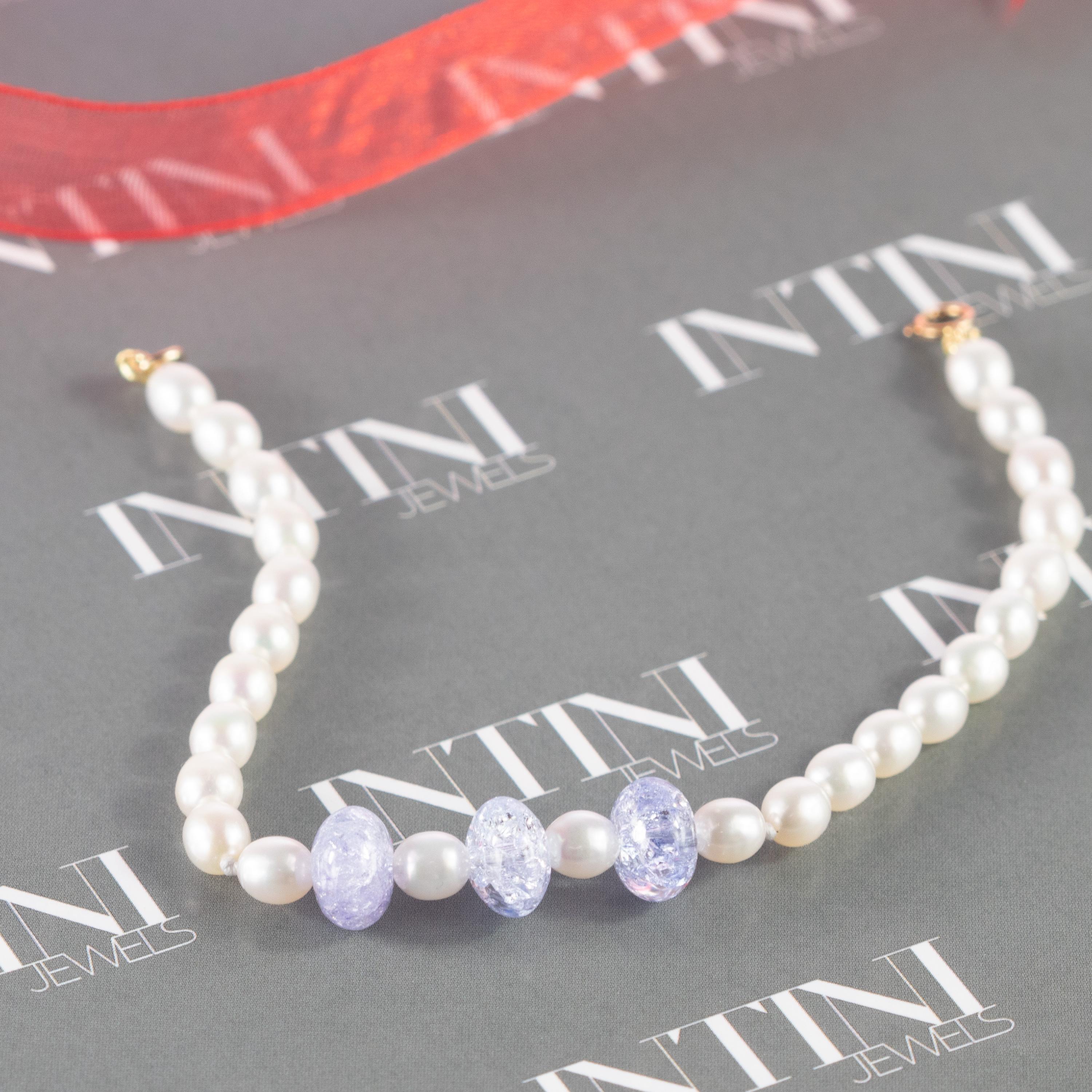 Bracelet moderne fait à la main en or blanc 18 carats avec perles d'eau douce et cristal en vente 1