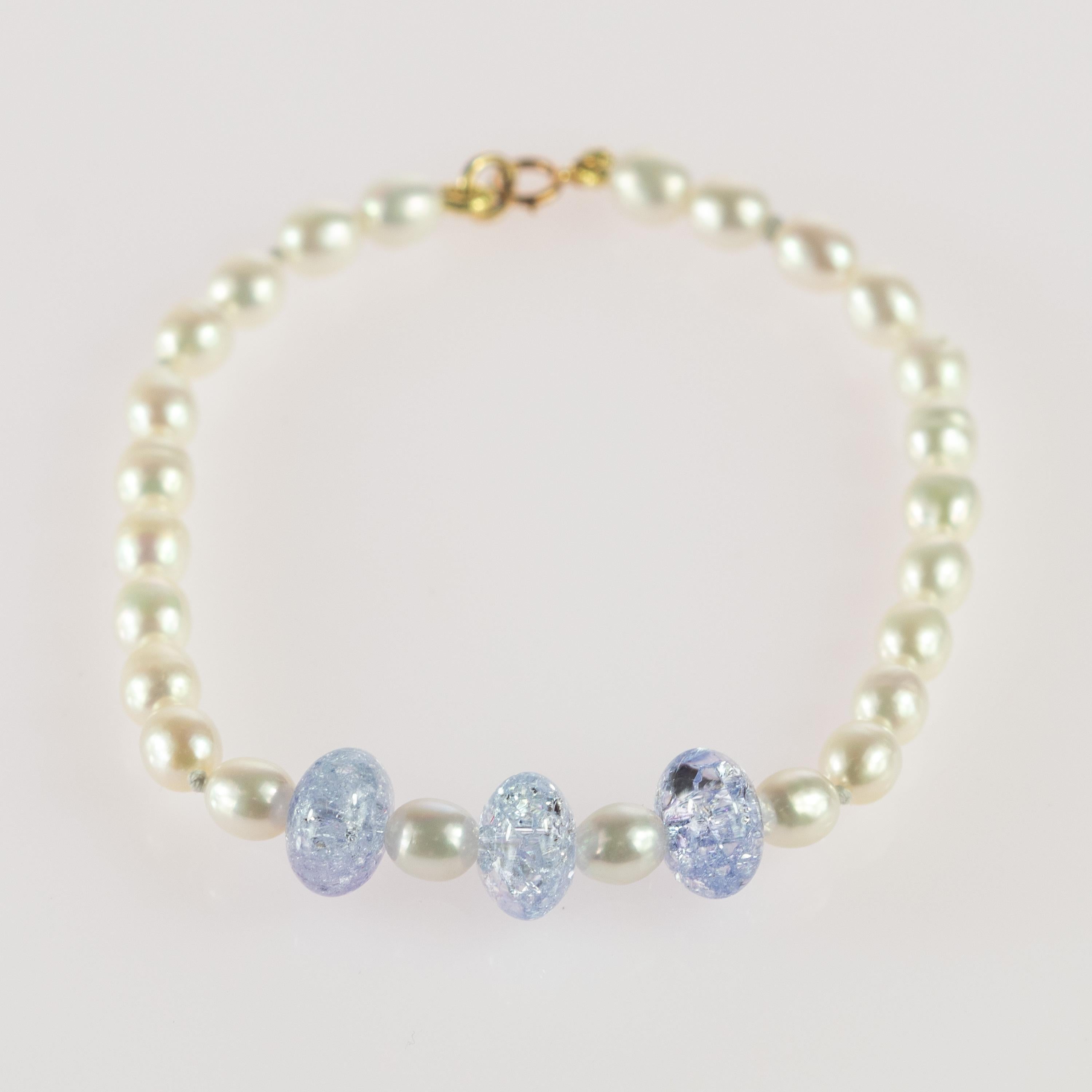 Bracelet moderne fait à la main en or blanc 18 carats avec perles d'eau douce et cristal en vente 2