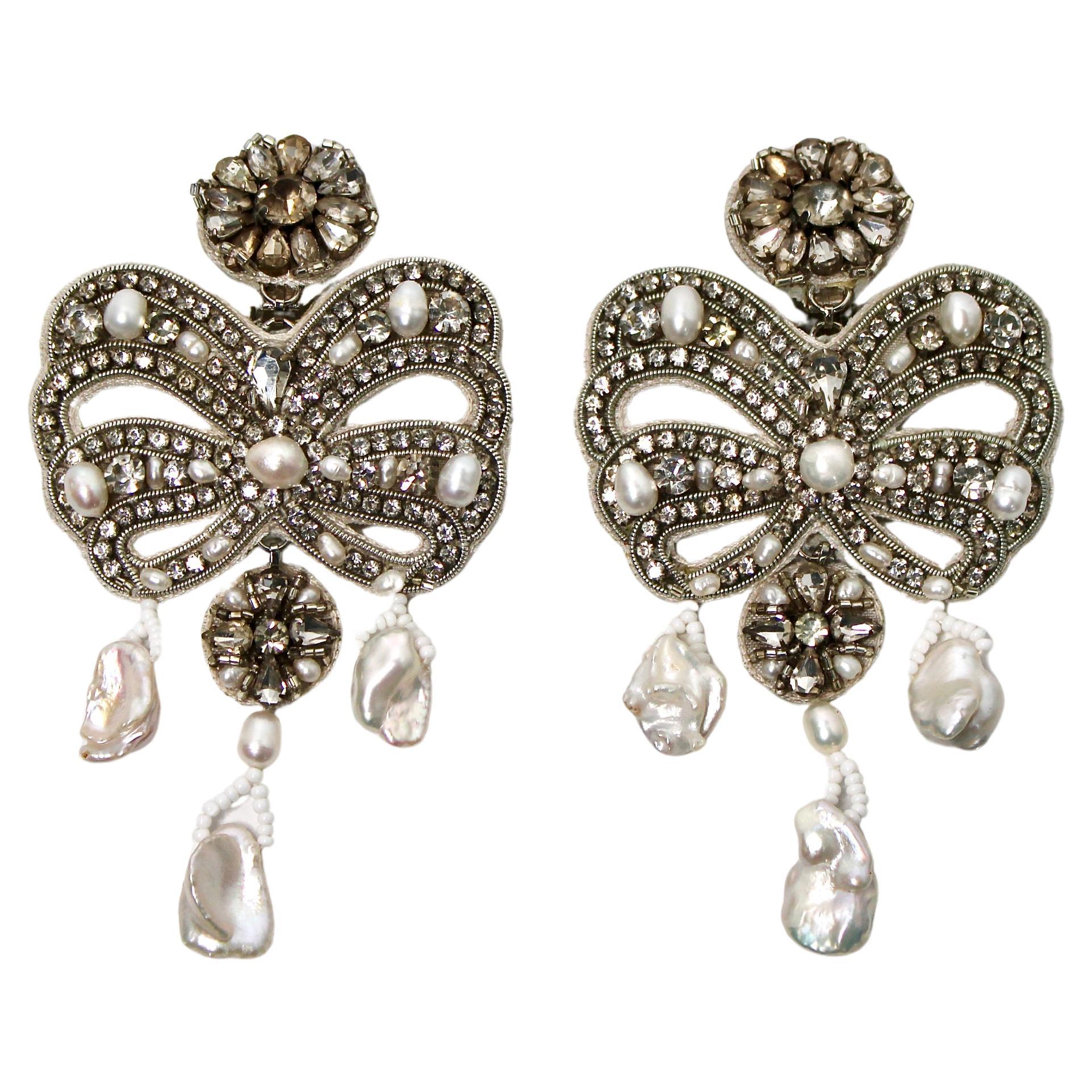 Freshwater Pearl 
Crystal Embellished Bow Style Clip-On Earrings circa 1980s en vente