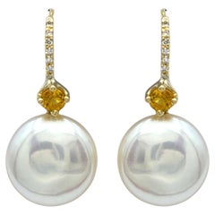 Boucles d'oreilles pendantes avec perles d'eau douce, diamants et saphirs jaunes, en or jaune 18 carats