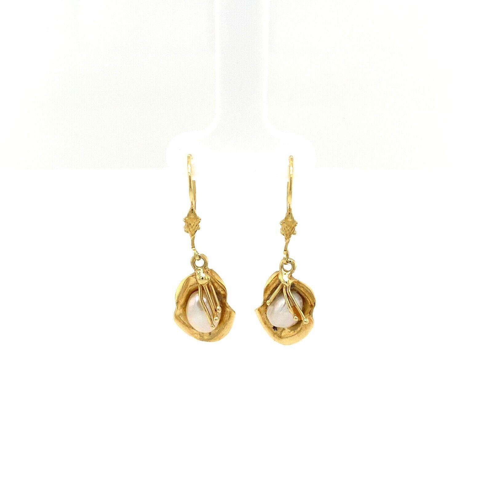 Taille ronde Boucles d'oreilles pendantes en or jaune 14ct avec perles d'eau douce et crochets en vente