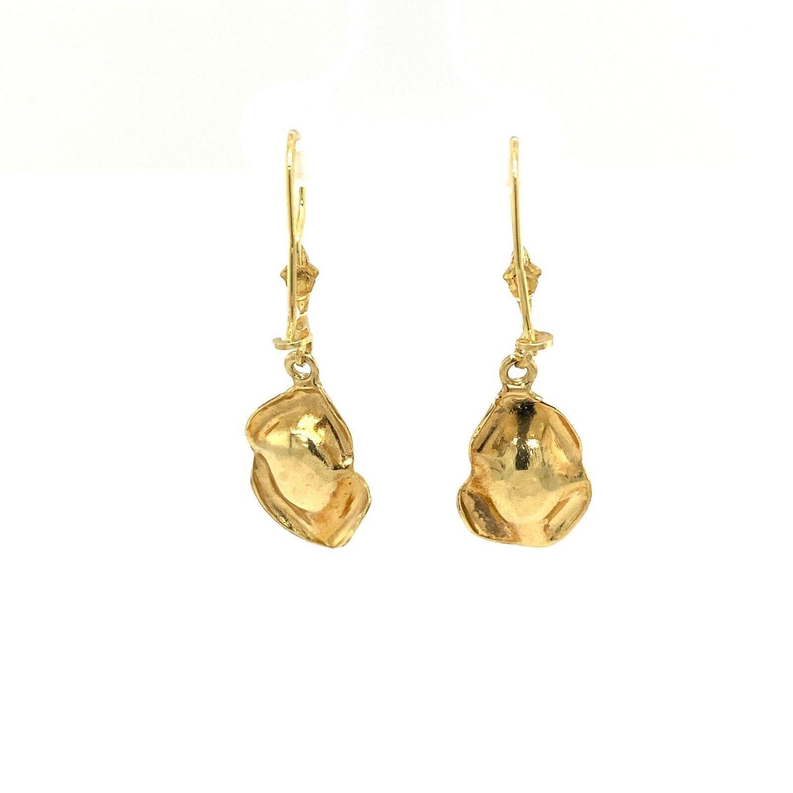Freshwater Pearl drop Earrings, With Hook Fittings in 14ct Yellow Gold In Excellent Condition For Sale In London, GB