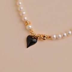 Collier à breloques en forme de coeur en or et perles d'eau douce