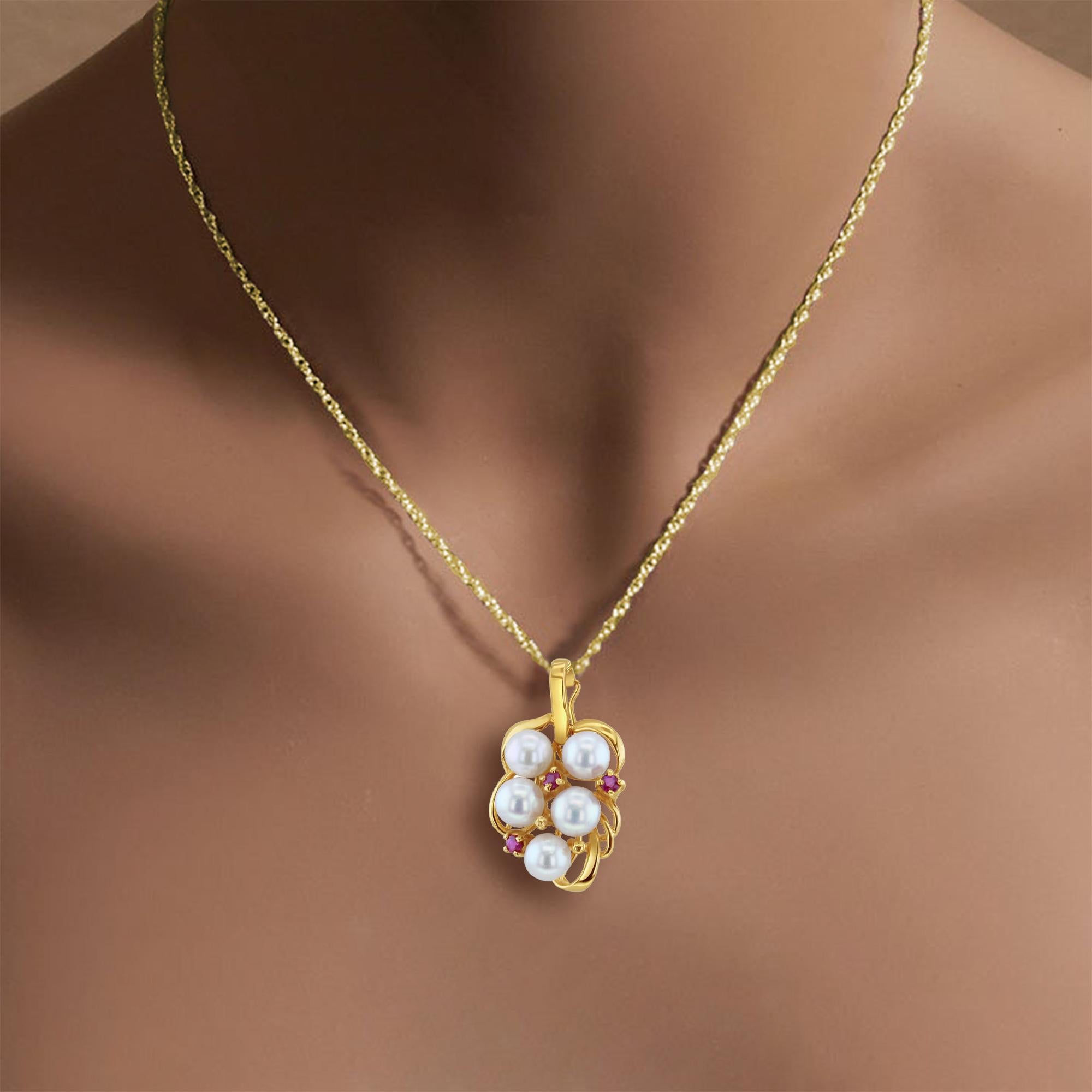 ♥ Sommaire du produit ♥

Pierre principale : Perle d'eau douce et rubis
Taille des perles : 5MM
Métal : Or jaune 14k
Dimensions : 27mm x 17mm
Poids : 4 grammes
Chaîne : 16