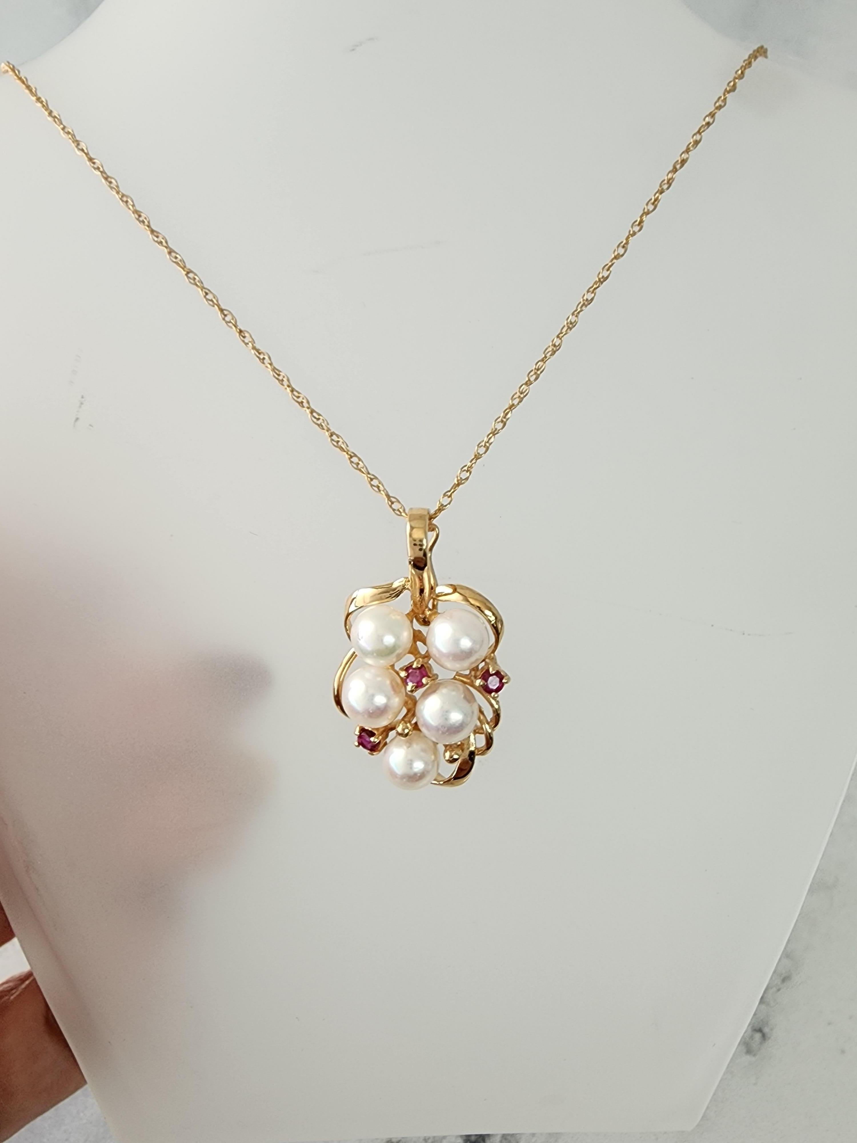 Collier grappe de perles d'eau douce avec accents de rubis en or jaune 14 carats Neuf - En vente à Sugar Land, TX