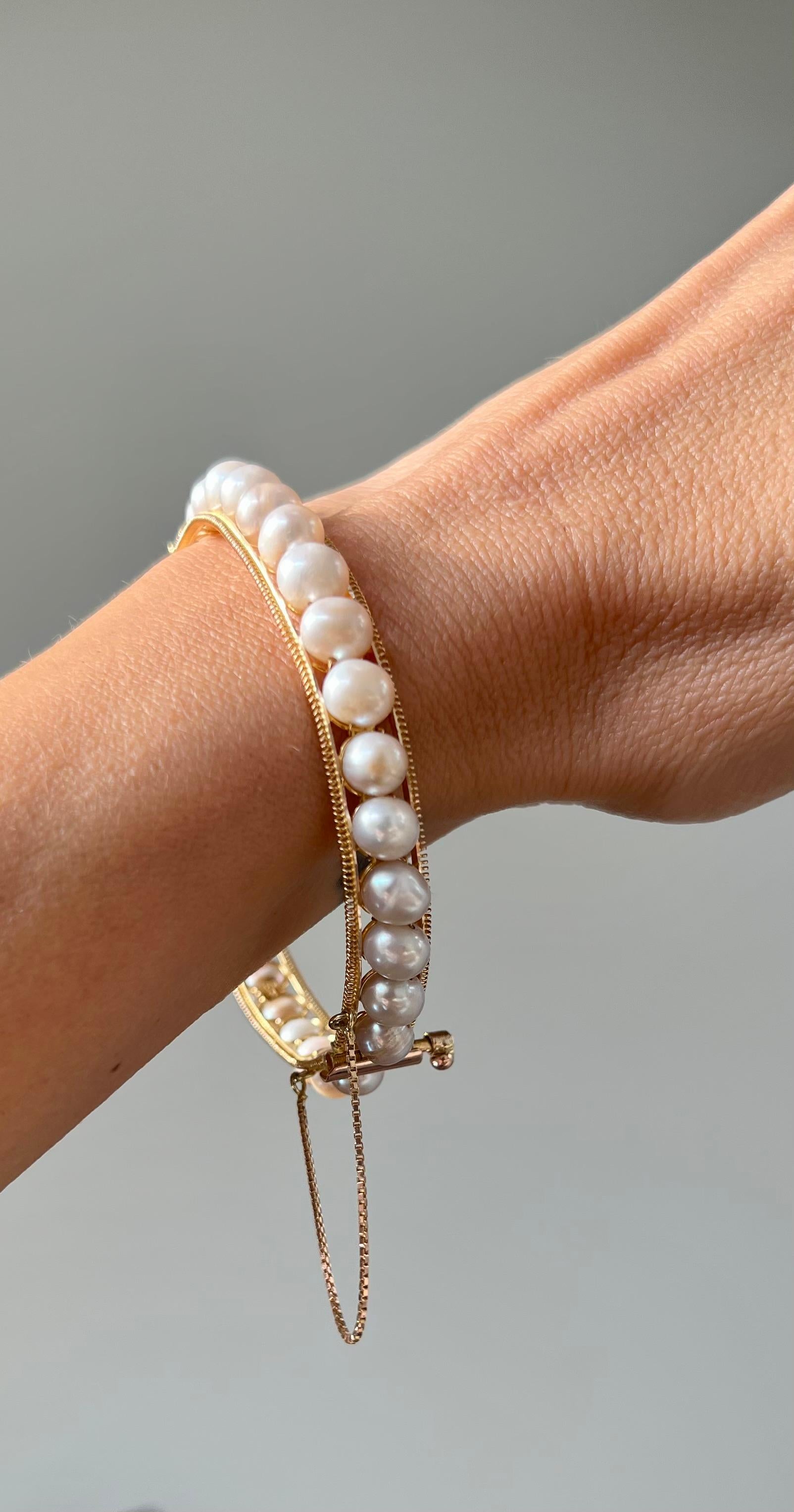 Bracelet jonc à charnières en or jaune 14 carats avec perles d'eau douce  en vente 1