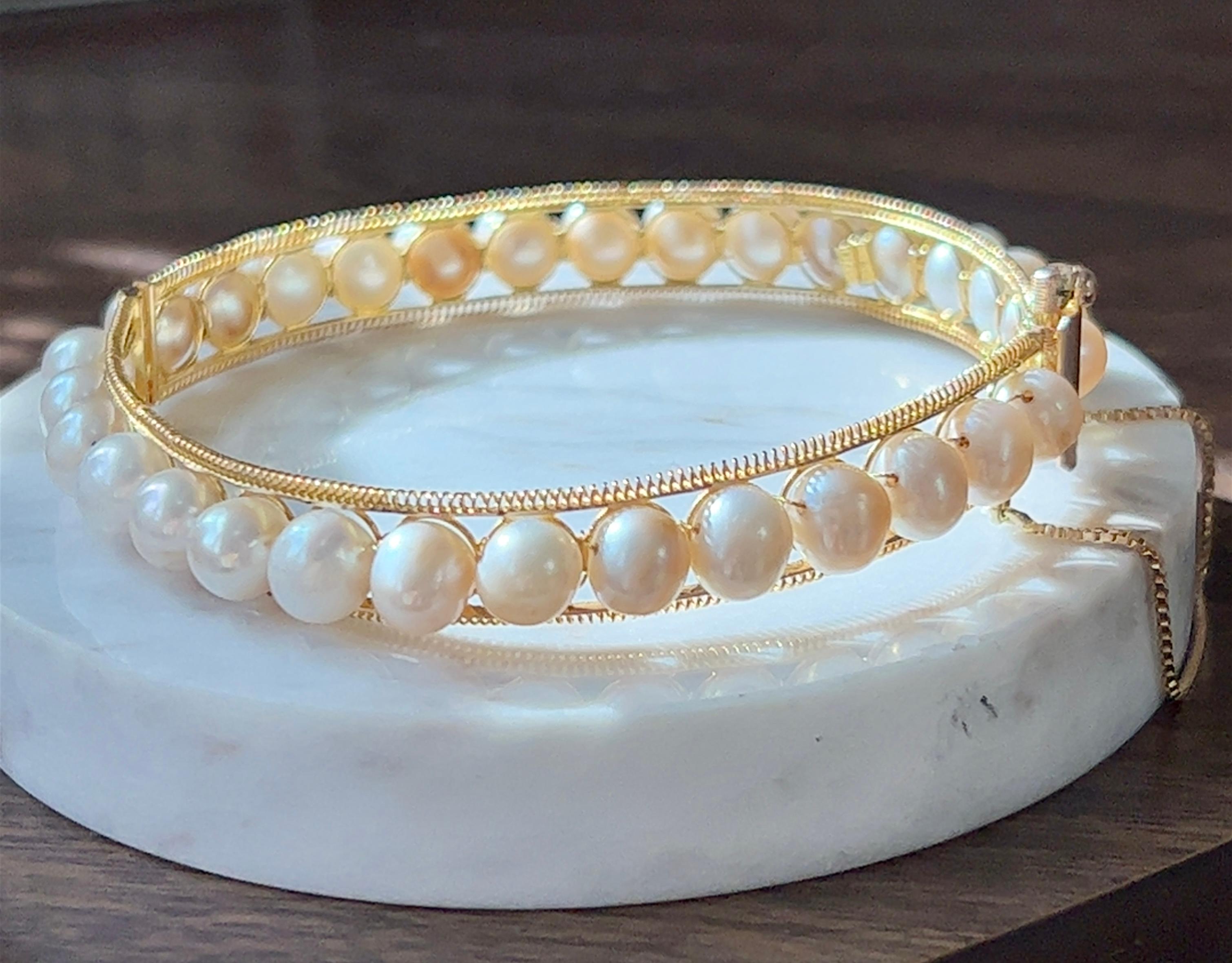 Bracelet jonc à charnières en or jaune 14 carats avec perles d'eau douce  en vente 2