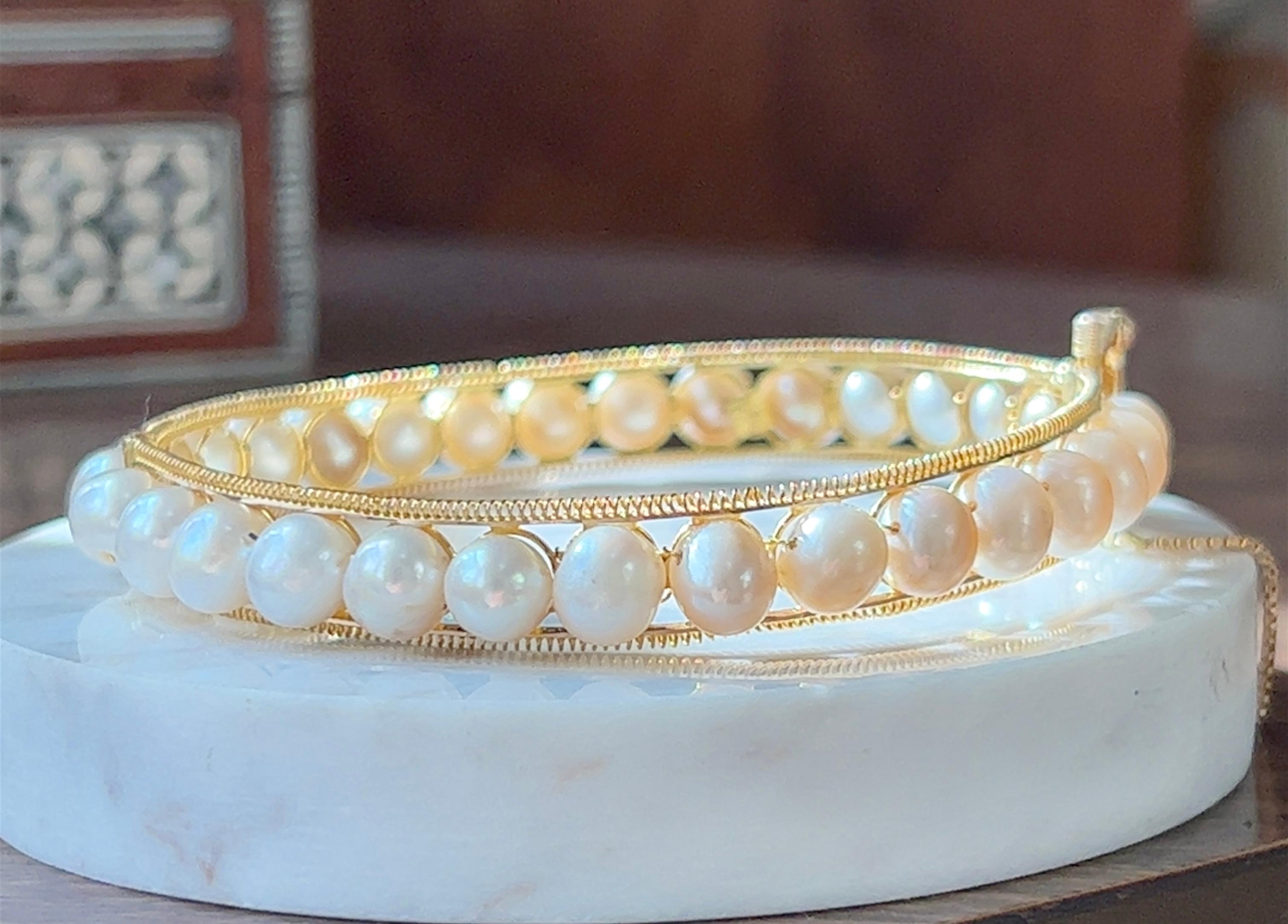 Bracelet jonc à charnières en or jaune 14 carats avec perles d'eau douce  en vente 3